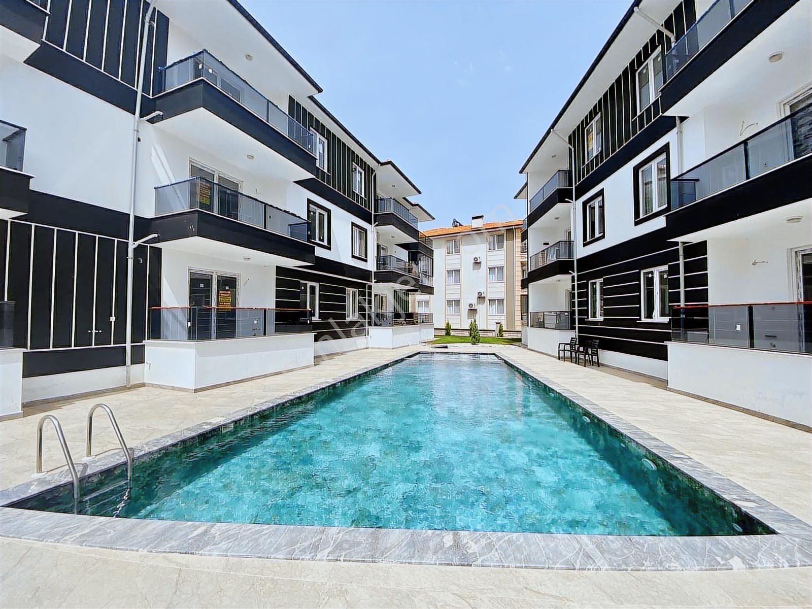 Dalaman Hürriyet Mahallesinde Havuzlu Sitede 1+1 Satılık Daire