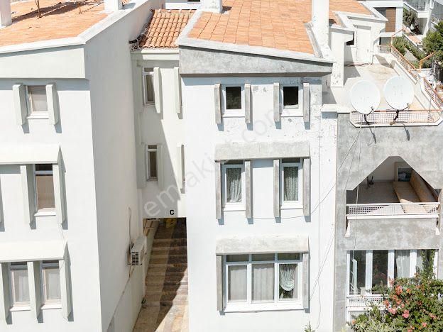 Güzeloba 'da Havuzlu Güvenlikli Site İçerisinde 5+1 Tripleks Villa