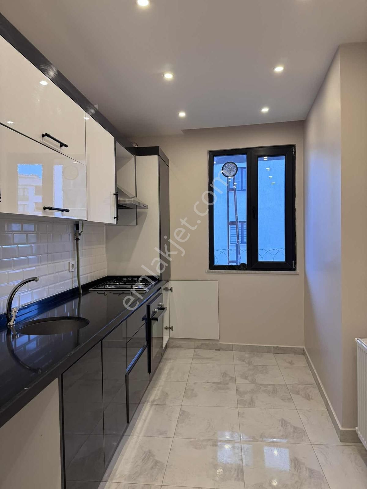 Çekmeköy Defnedalı Sitesinde Satılık İskanlı Geniş 2+1 Daire - Görsel 4