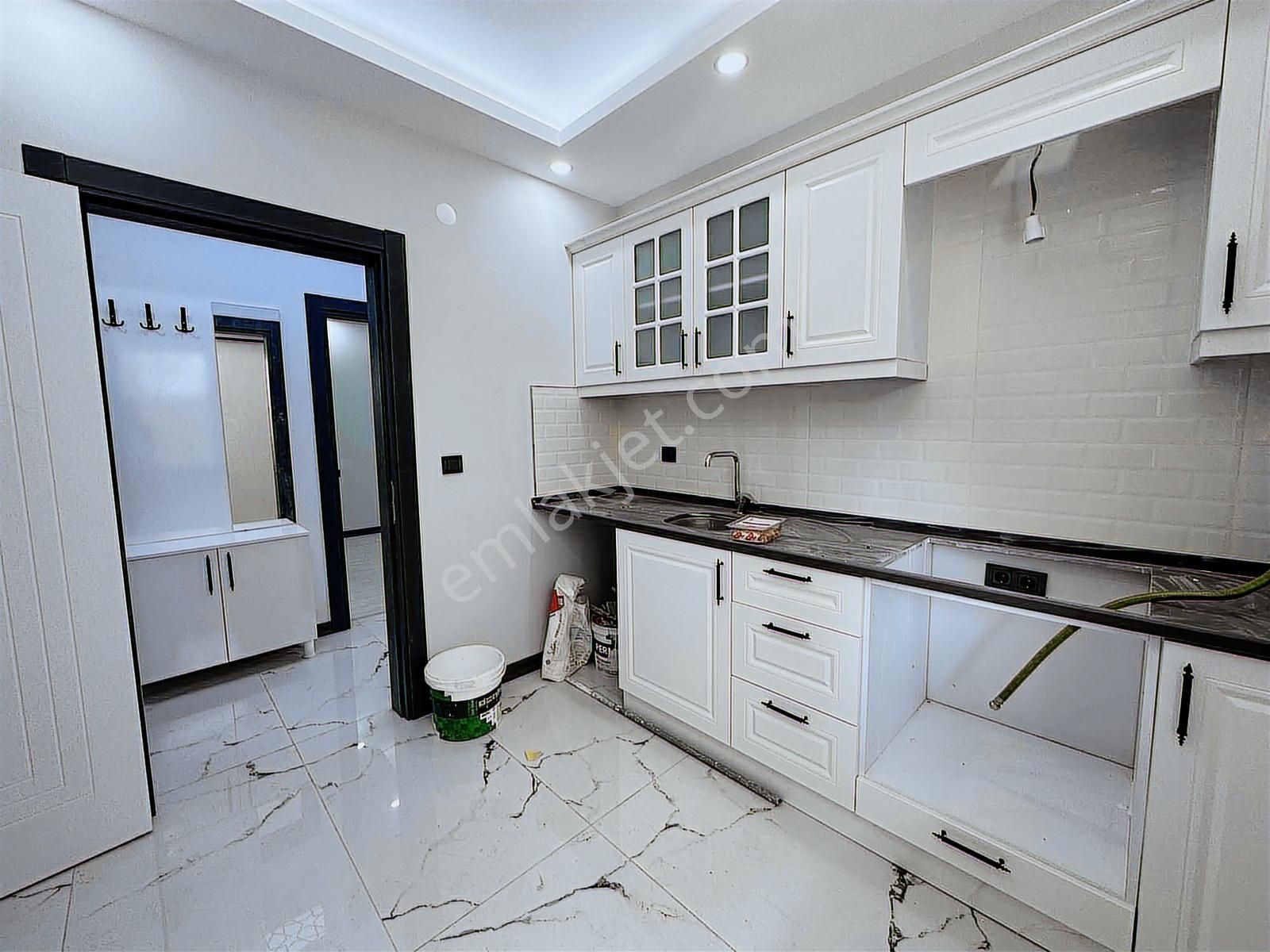 Cumhuriyet Parkı Civarı 1+1 Ayrı Mutfaklı Araç Takaslı Satılık