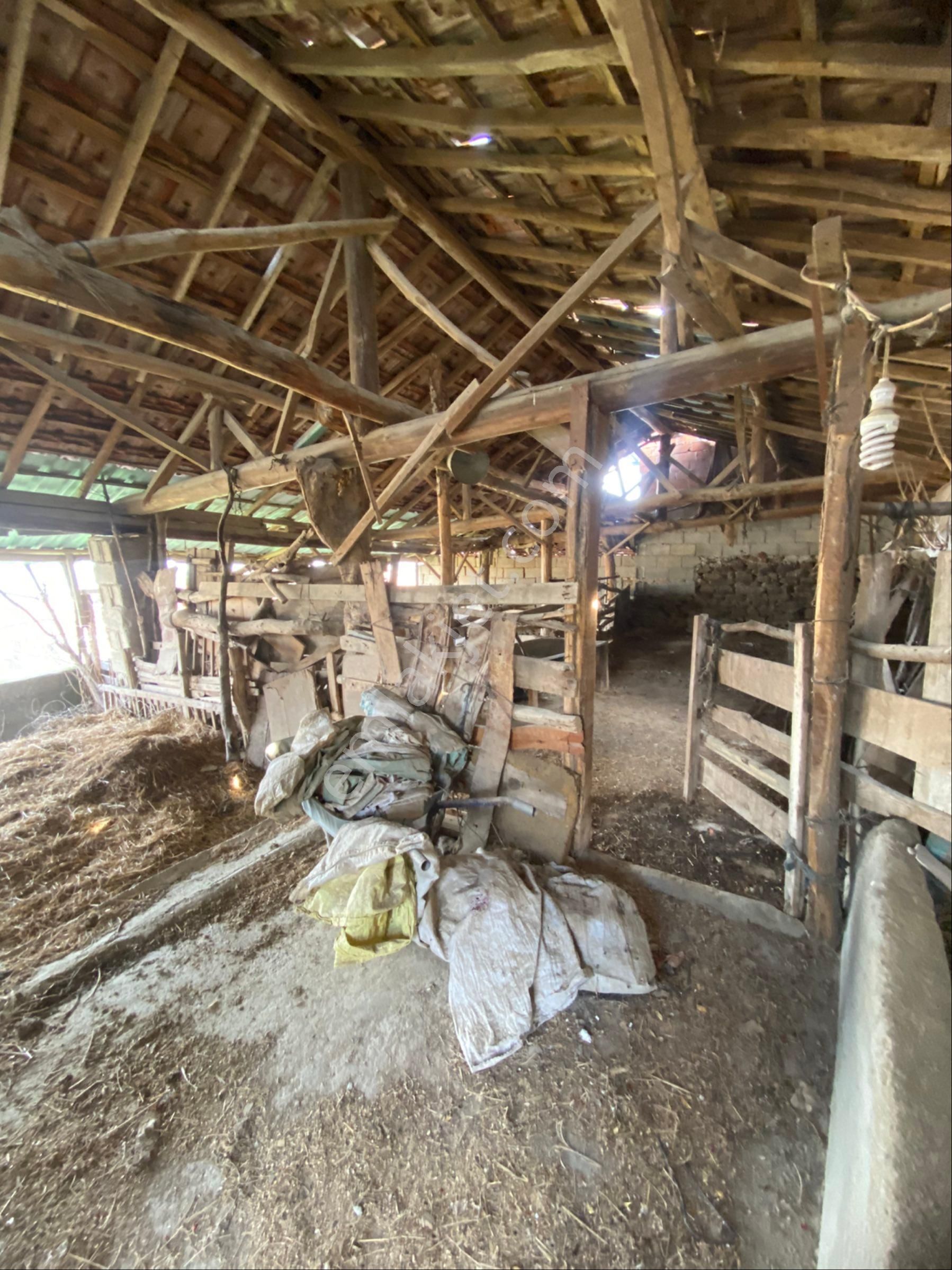 Avlulu Kargır Ev Ve Samanlık - Görsel 11