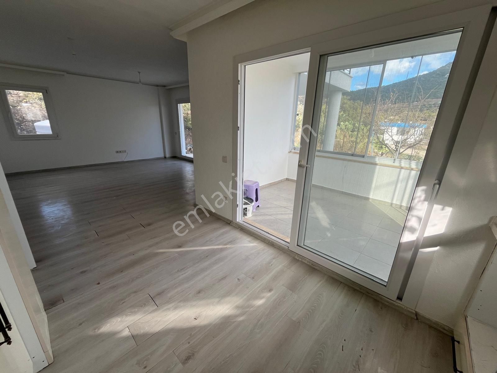 Yakaköyde 3+1 Bahçe Katı Eşyasız Kiralık Daire - Görsel 3