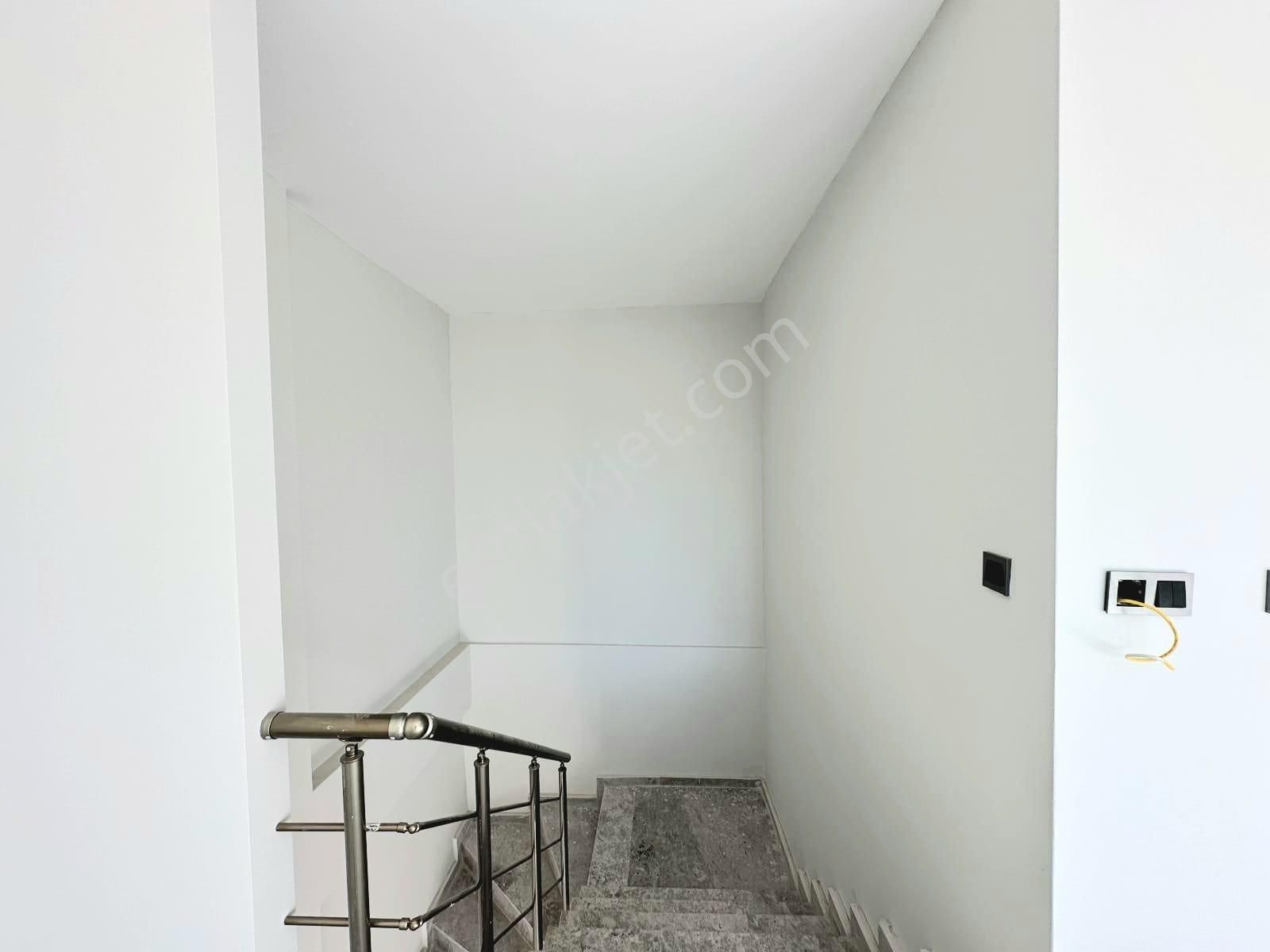 Altınova Agora Karşısı Lüx Rezidansda Satılık 1+1 B.dublex Daire - Görsel 3