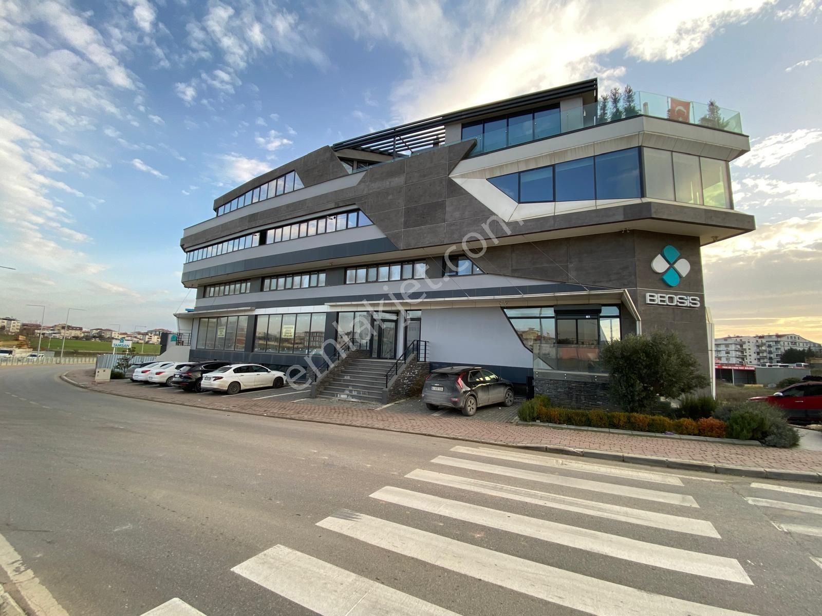 Tüvtürk'e Yürüme Mesafesi Beosis Plaza'da 400 M2 Kiralık Dükkan