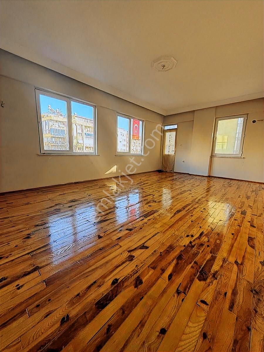 Cumhuriyet Mahallesinde Ara Katta Kiralık 3+1