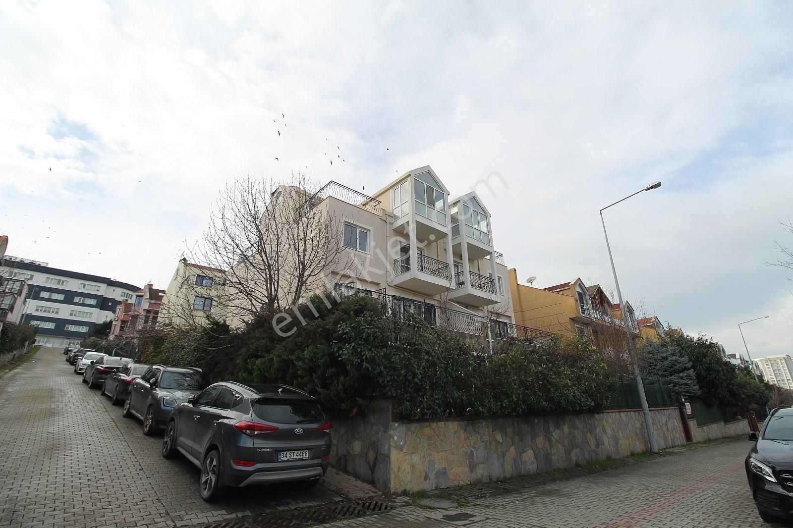 Başakşehir Bahçeşehir'de 5+2 Eşyasız İkiz Villa | Tekce