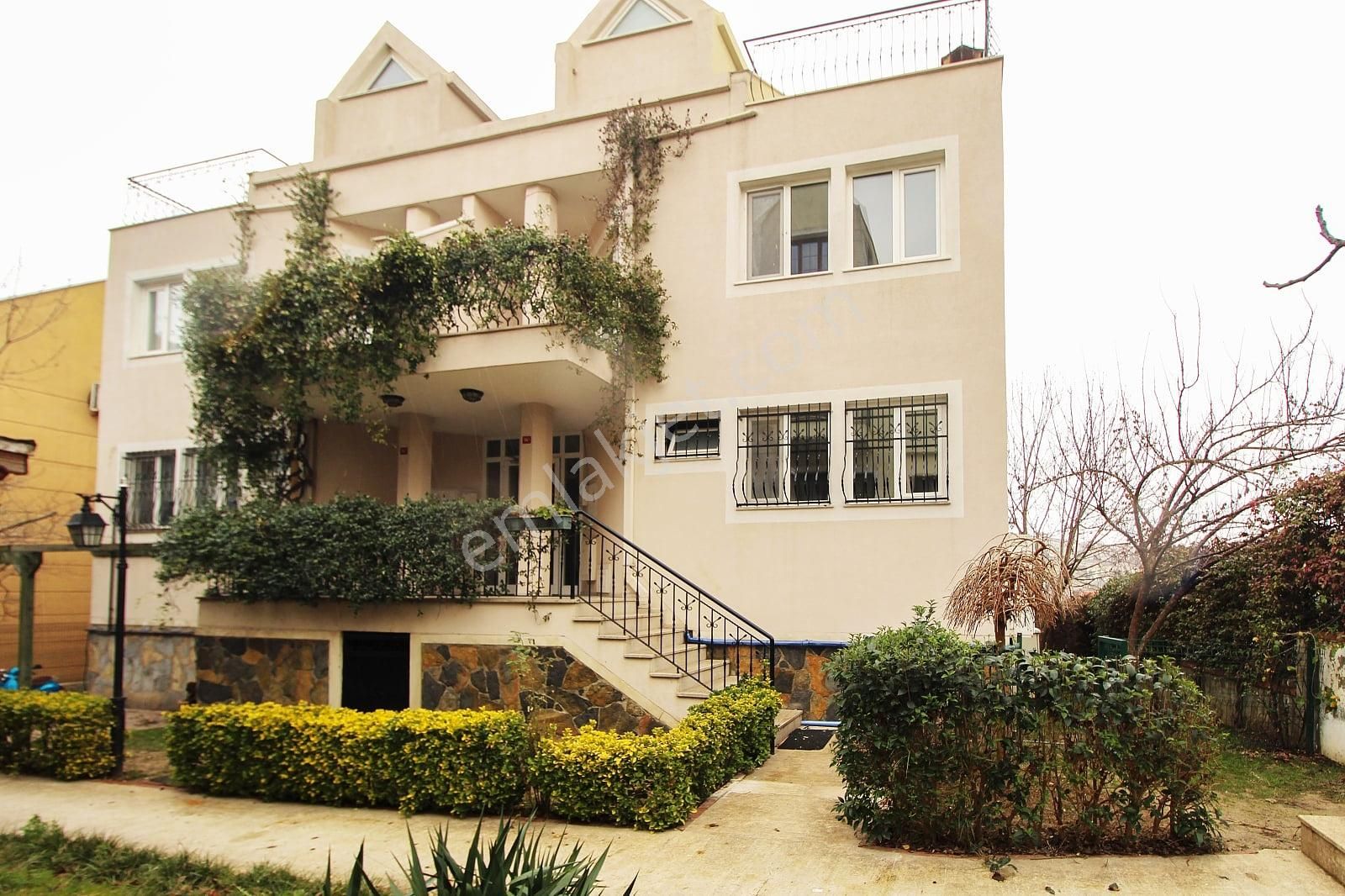 Başakşehir Bahçeşehir'de 5+2 Kullanışlı Villa | Tekce