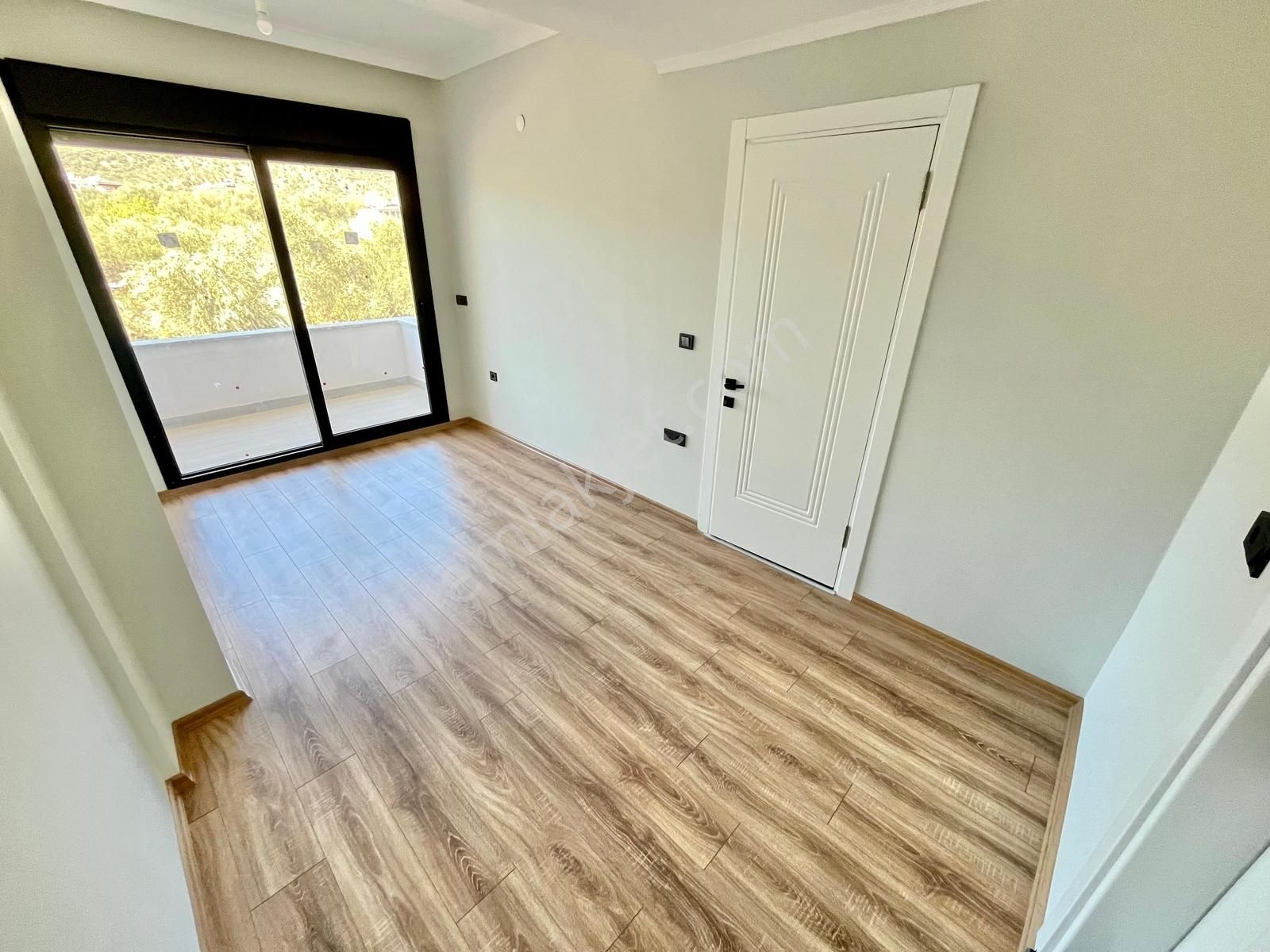 Gümüş'den Narlıda Geniş Bahçeli Ultra Lüks Sıfır 3+1 Müstakil Ev - Görsel 14