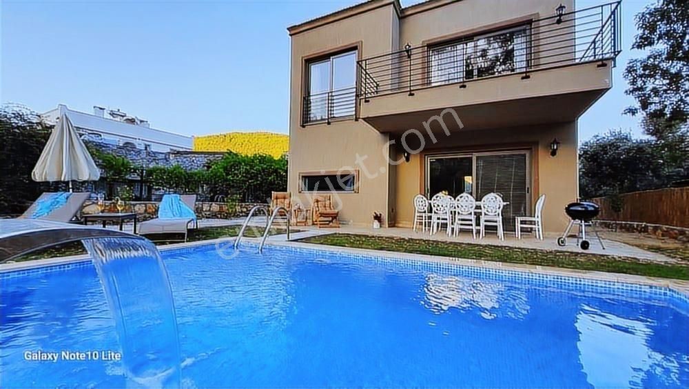 Century21'den Uzun Vadeli Denize Yakın, Harika Müstakil Villa.