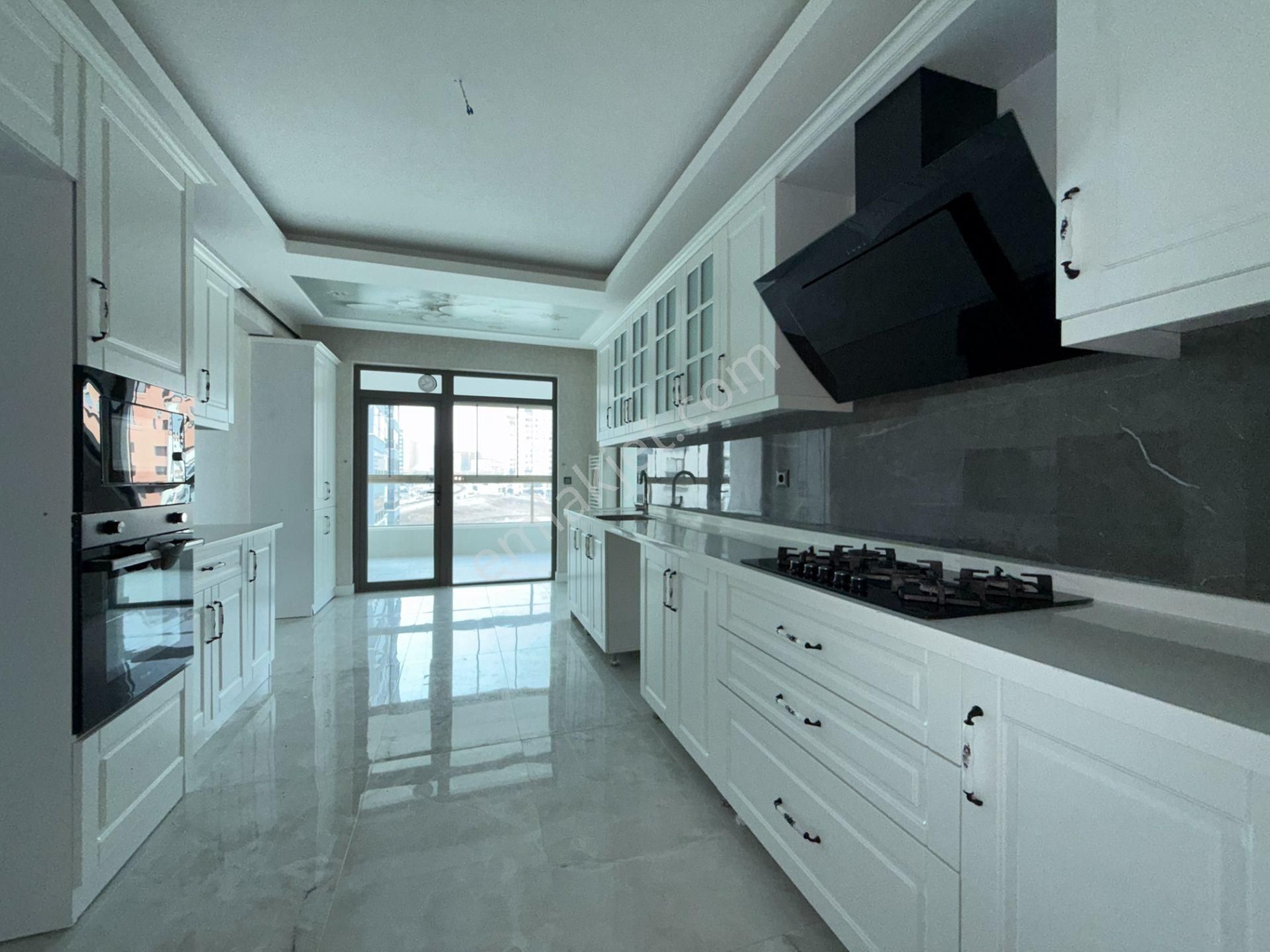 Ufuk Kılıç Emlak'tan Sitede K.otoparklı Şık Yapılı Modern 4+1 Daire