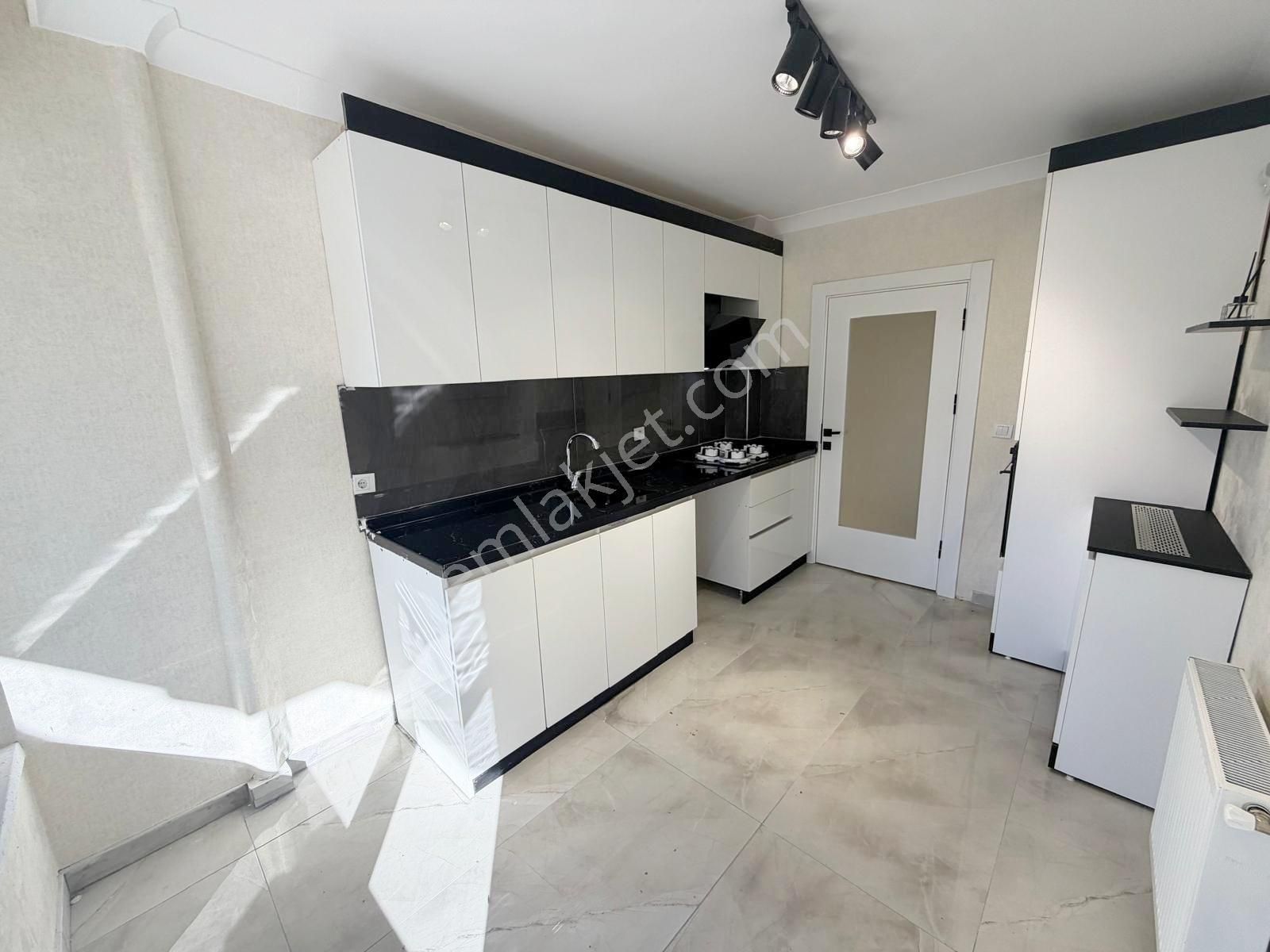 Merkezi Konumda 3+1 Geniş Kullanışlı Acill Satılık 3+1 Kaçmaz