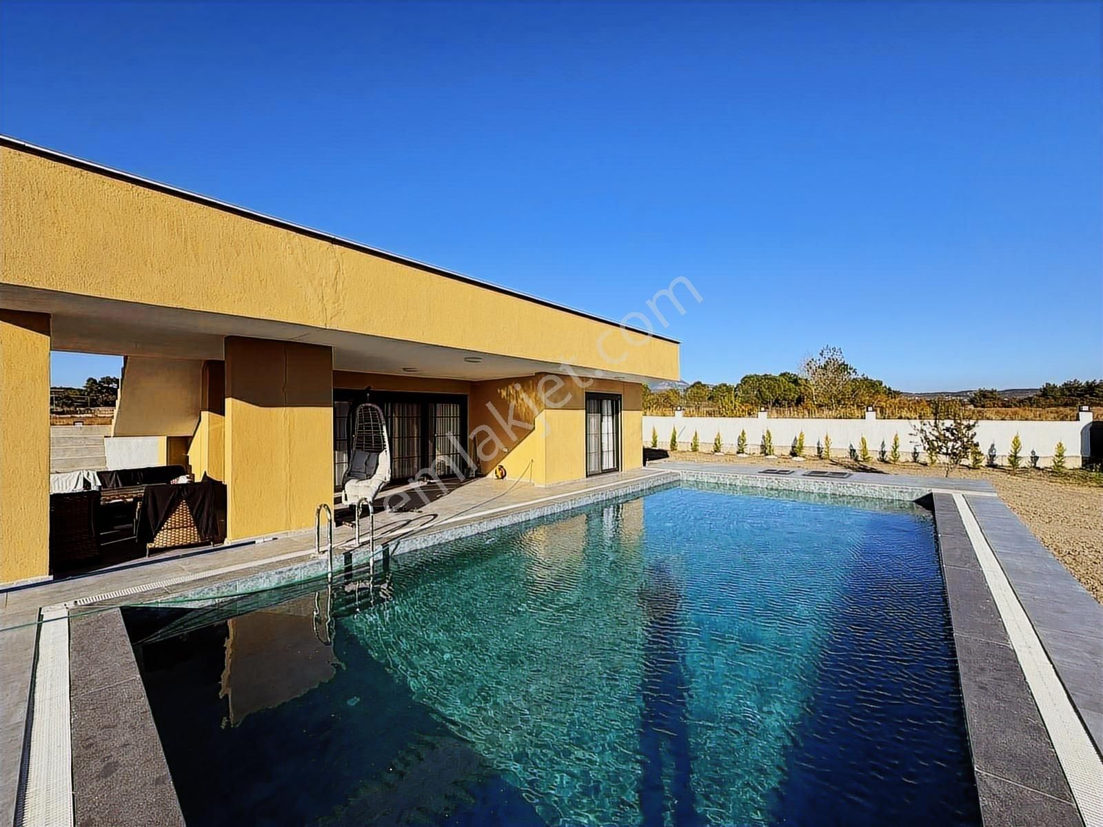 Buca Karacaağaç'ta 1750m2 Arazi İçinde Lüx Eşyalı 2+1 Havuzlu Ev