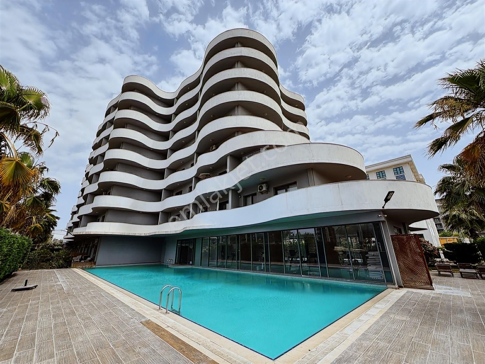 Çiğli Balatçıkta Satılık 1+1 Geniş Teraslı Havuzlu Lüx Daire