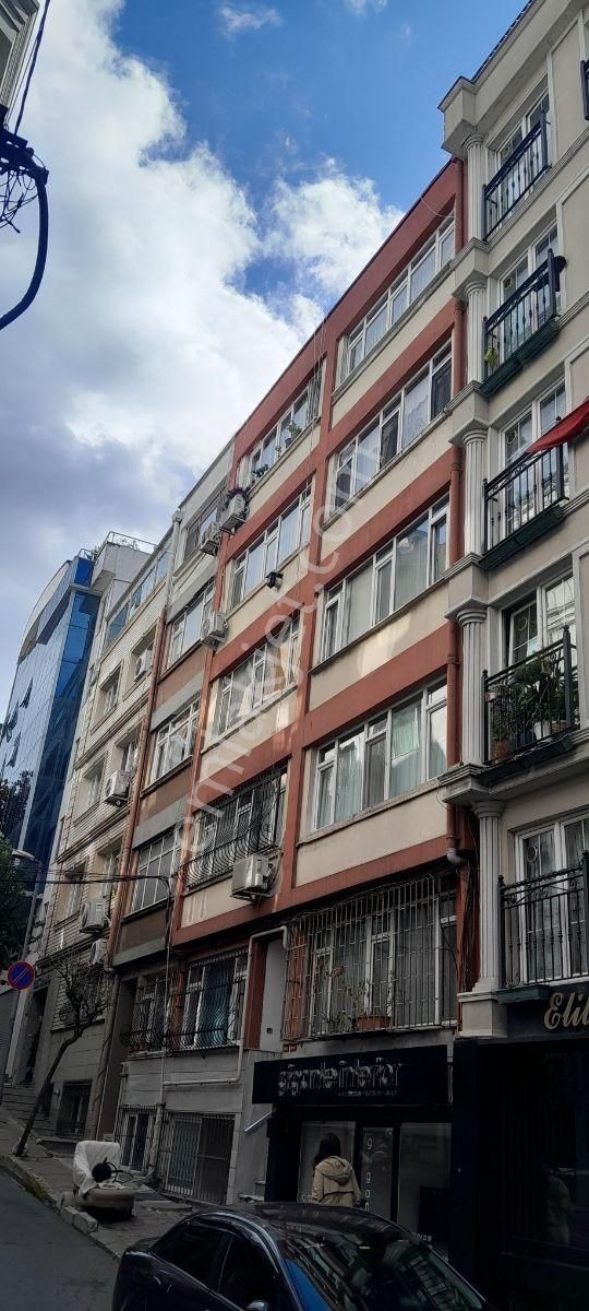 Şişli Meşrutiyet Mahallesi'nde 4. Kat 3+1 130 M2 Satılık Daire