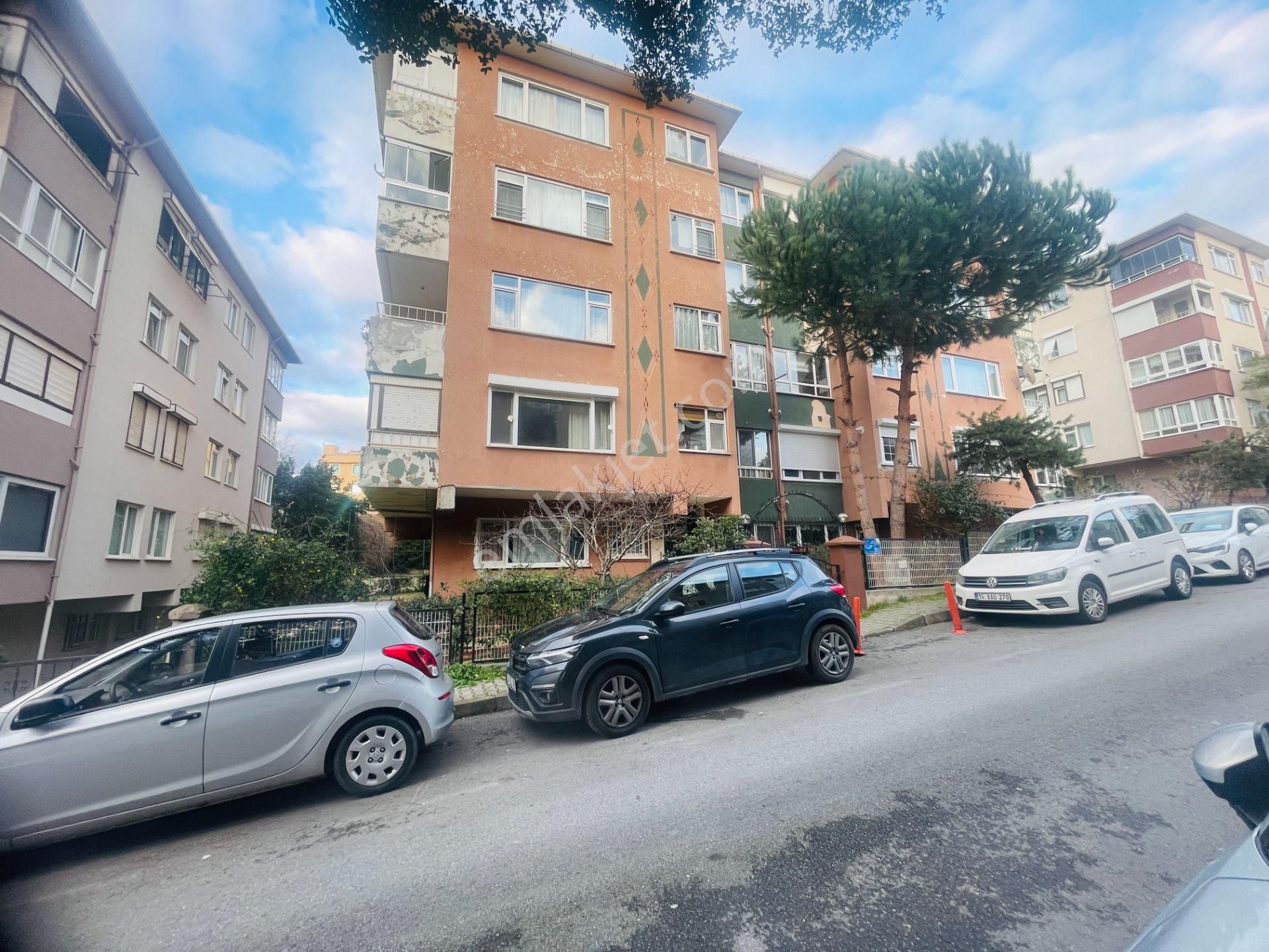 Acıbadem Pınar Sitesinde Satılık 115 M2 2+1 Bahçe Katı Daire