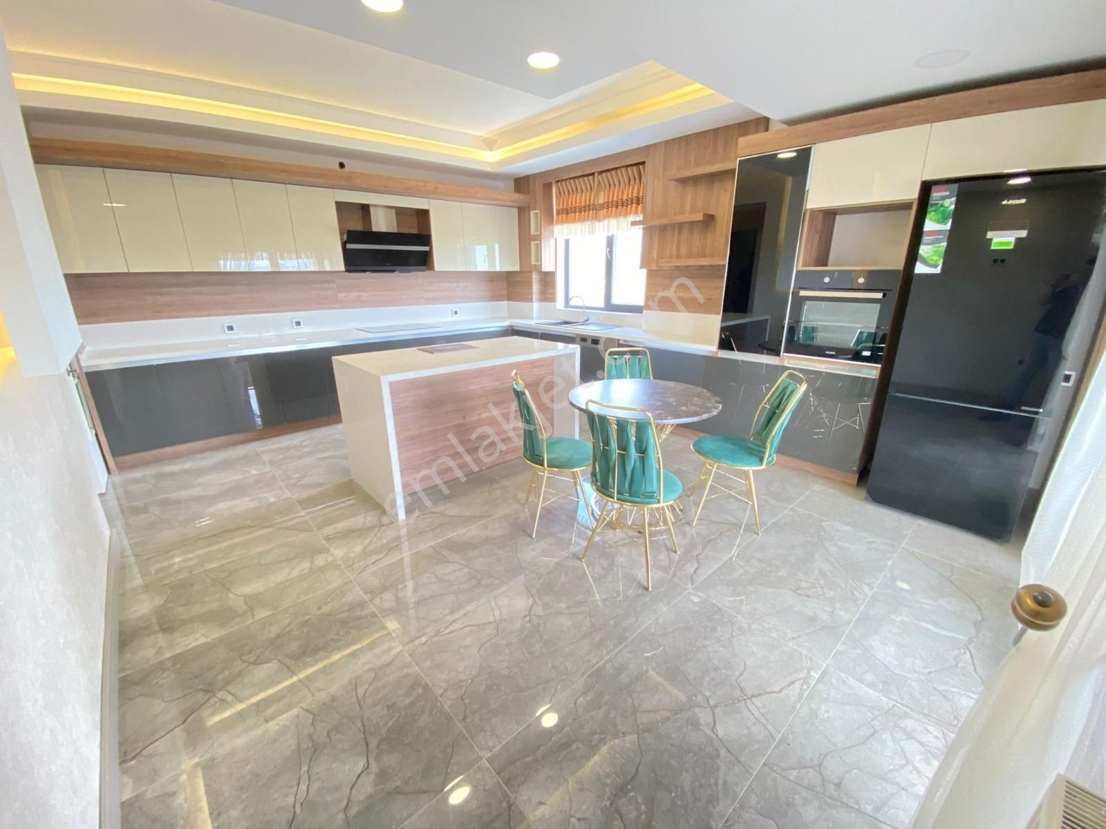 Skylıne Tower'da Opsiyonlu 4,5+1 8.kat Konumunda Satılık Daire