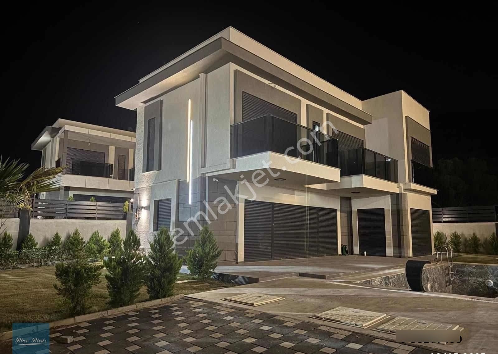Kuşadası Değirmendere'de 500 M2 Bahçe İçerisinde Lüks Villa