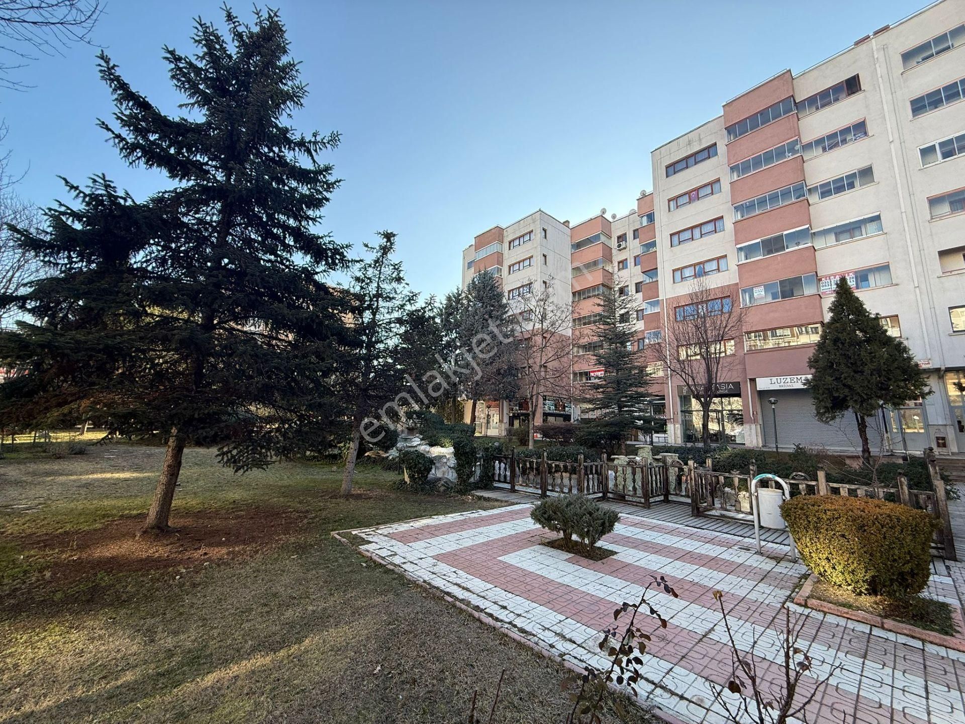 Rıza Acar'dan Anıt İş Merkezi Yeşimcan Sitesinde Kiralık 3+1