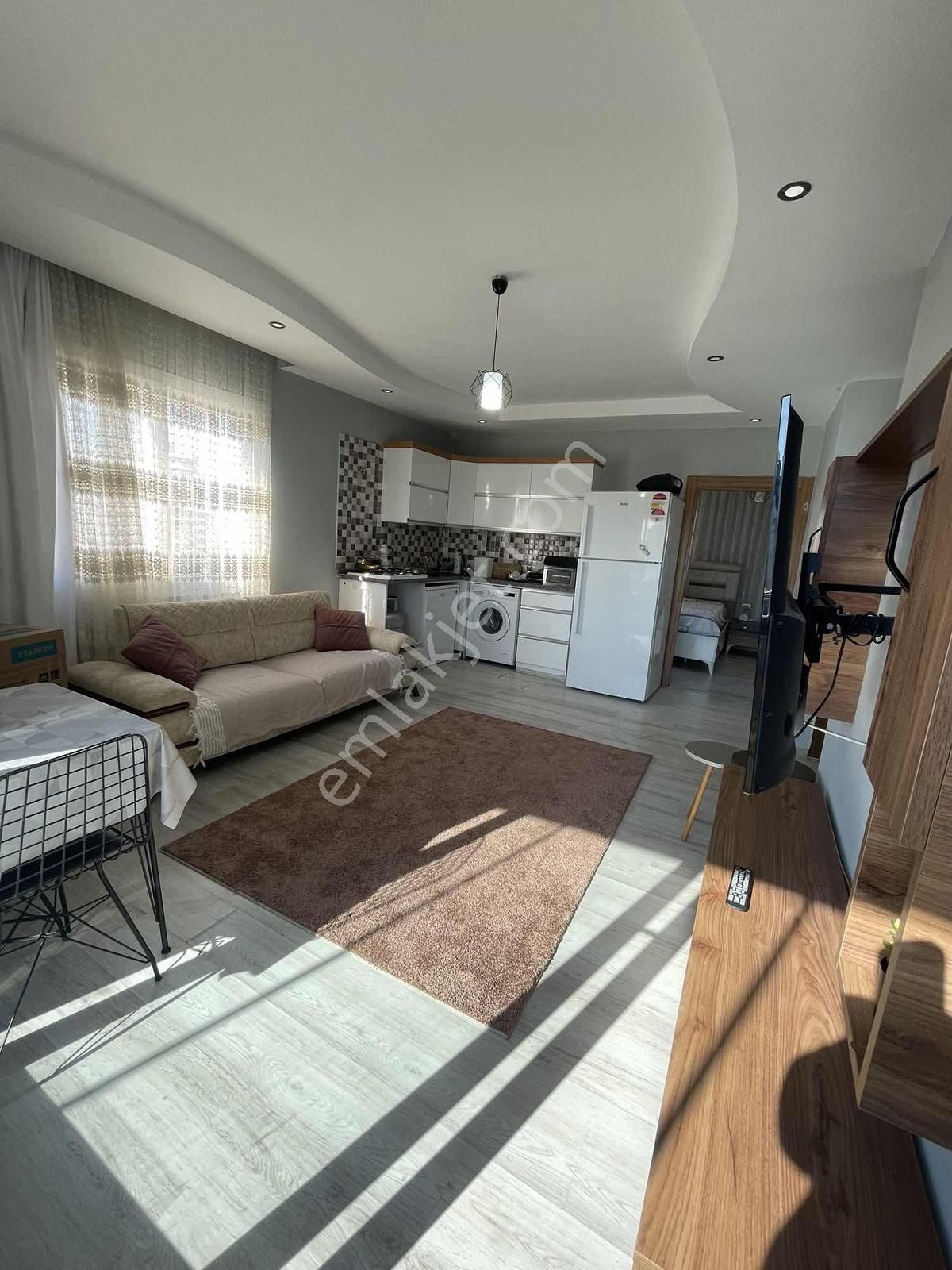 Cadde~üzeri~1+1~ful~eşyalı~2~adet~cam~balkonlu~geniş~cazip~daire