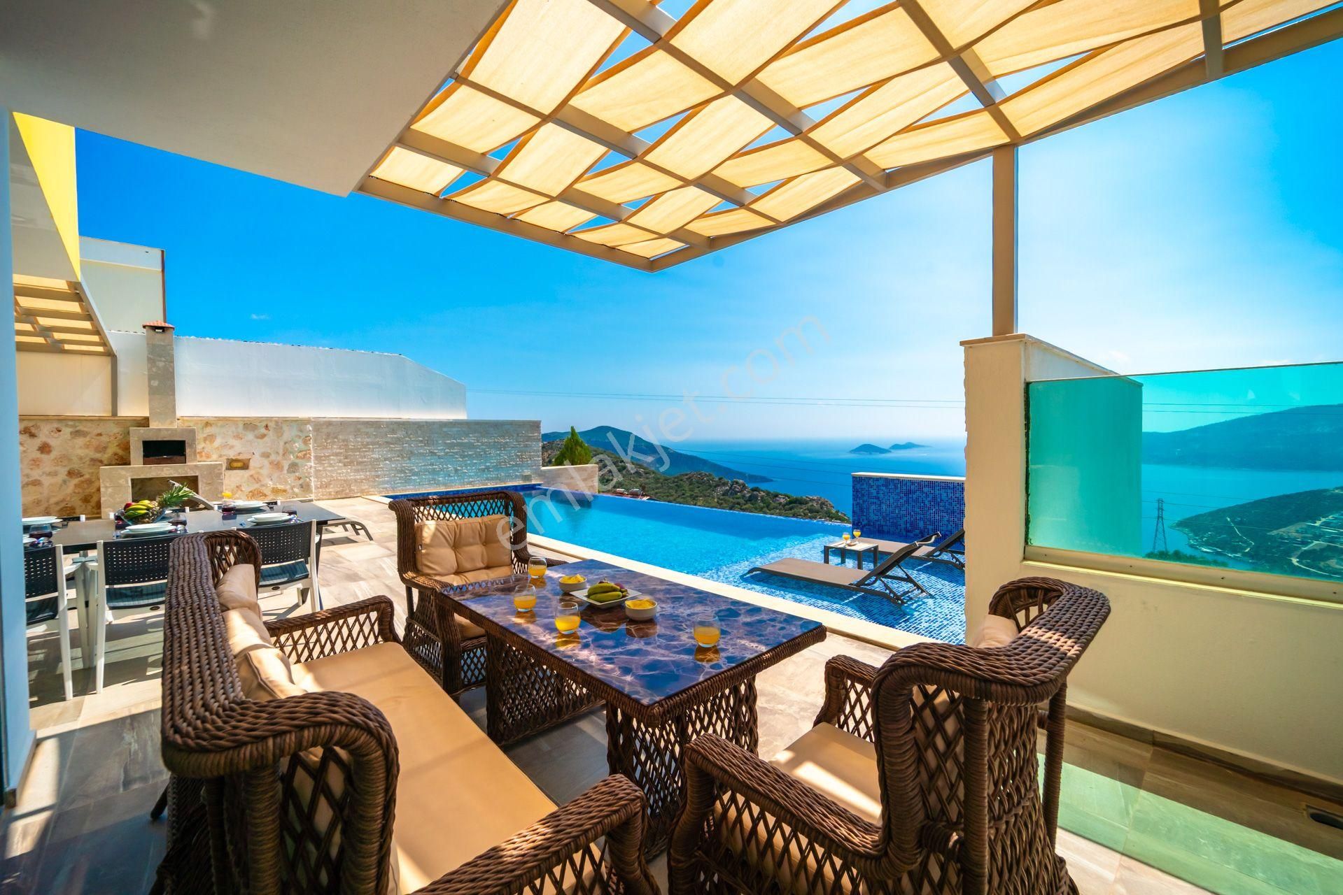 Kalkan Kördere'de Deniz Manzaralı, Jakuzili Villa