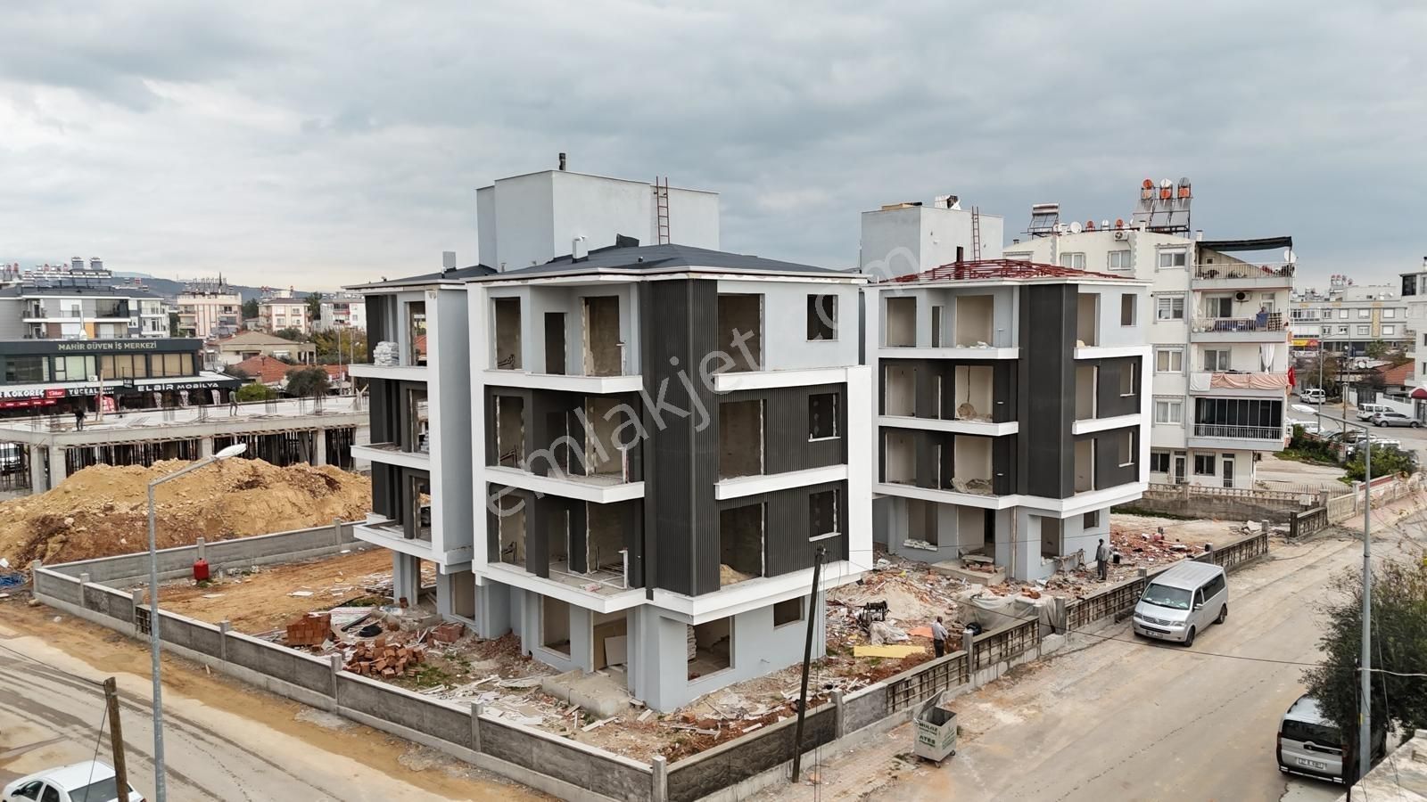 M.akif Ersoy'da Satılık Havuzlu Asansörlü Lüx 2+1 Sıfır Daire !