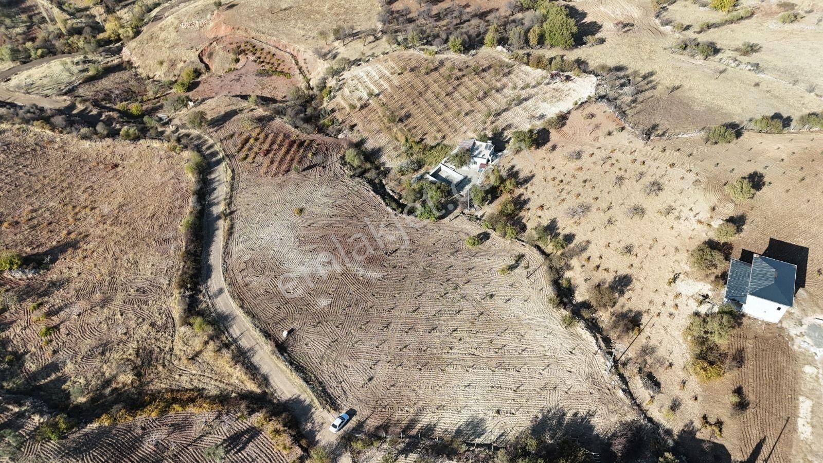 Hakev'den Şehrin Bitişiğinde Havuzlu Bağ Evi Ve Bahçe Satılıktı