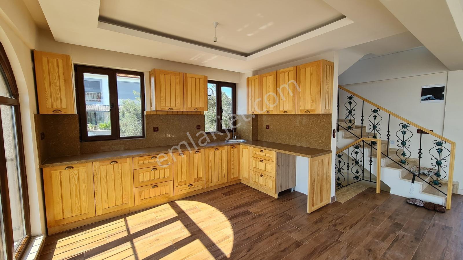 Pelitıöy'de Tam Müstakil Denize Sıfır Satılık Villa - Görsel 28