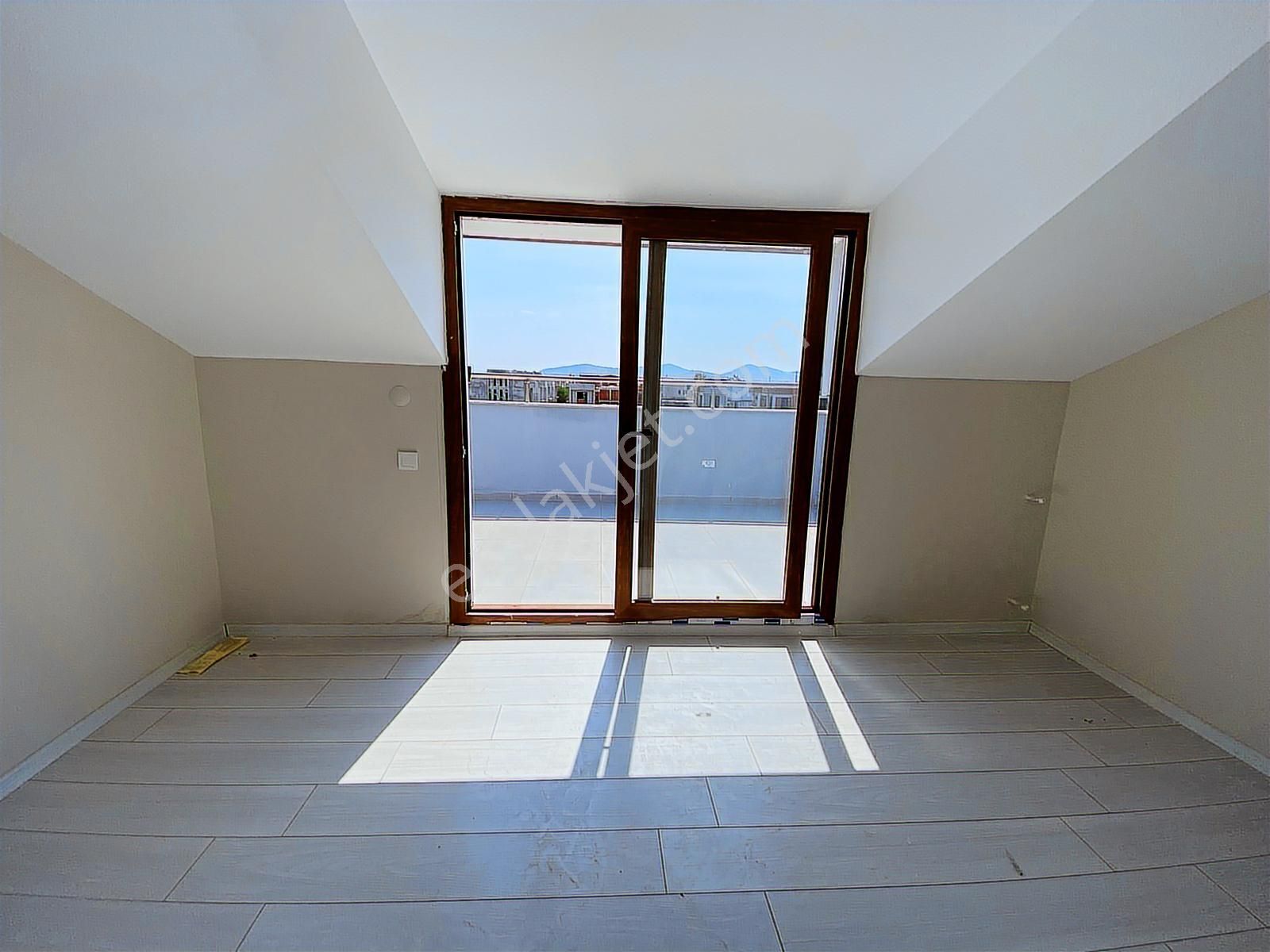 Dikili Kabakum'da Satılık Sıfır Denize 300m 4+1 Tripleks Villa - Görsel 5