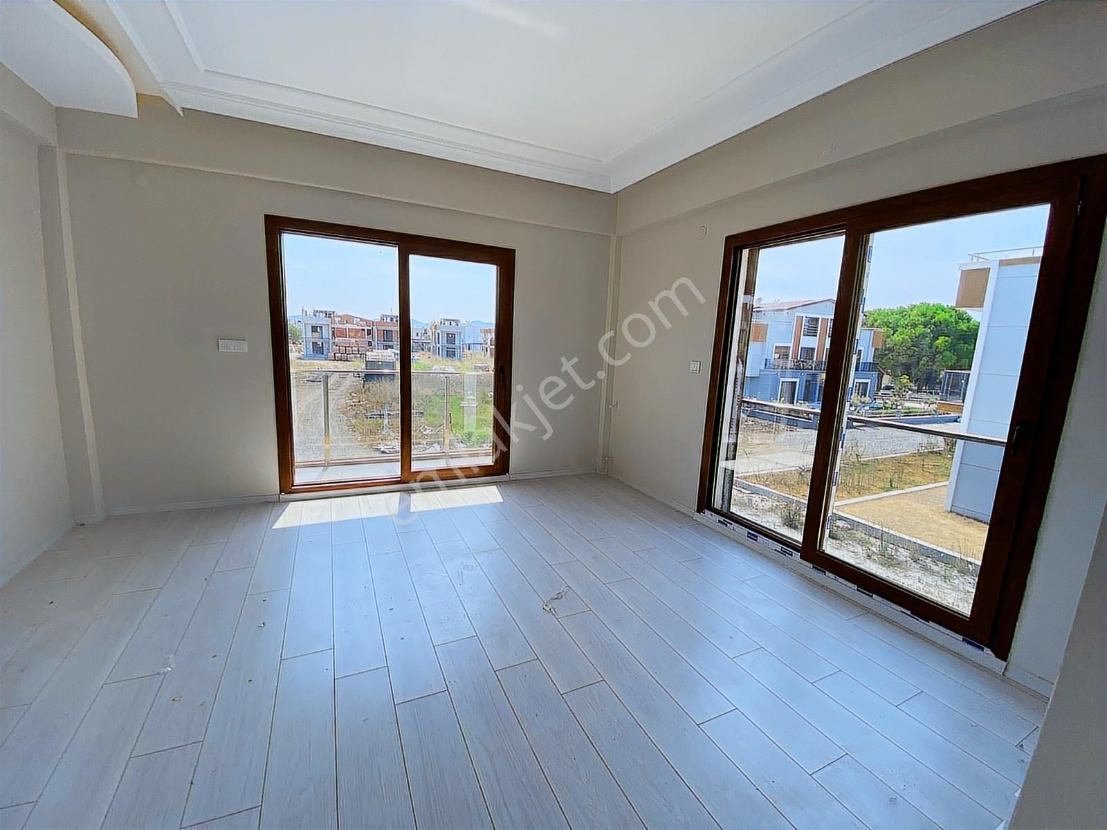 Dikili Kabakum'da Satılık Sıfır Denize 300m 4+1 Tripleks Villa - Görsel 24