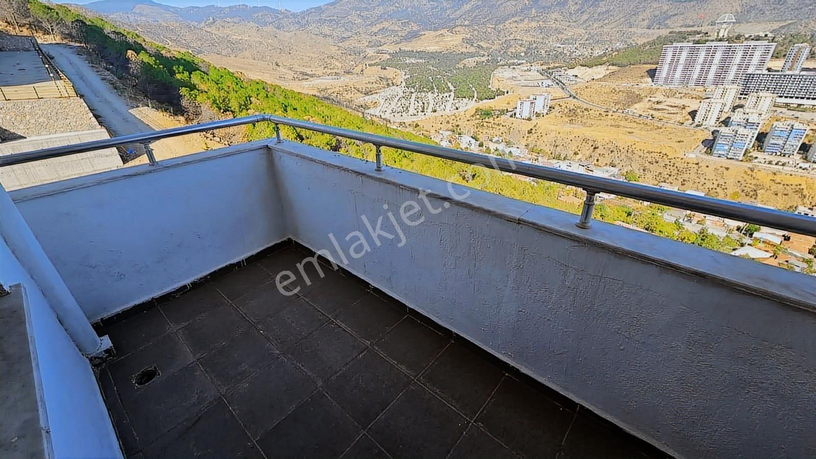 Körfez Mahallesinde Deniz Manzaralı Geniş Köşe Satılık 3+1 Daire - Görsel 5