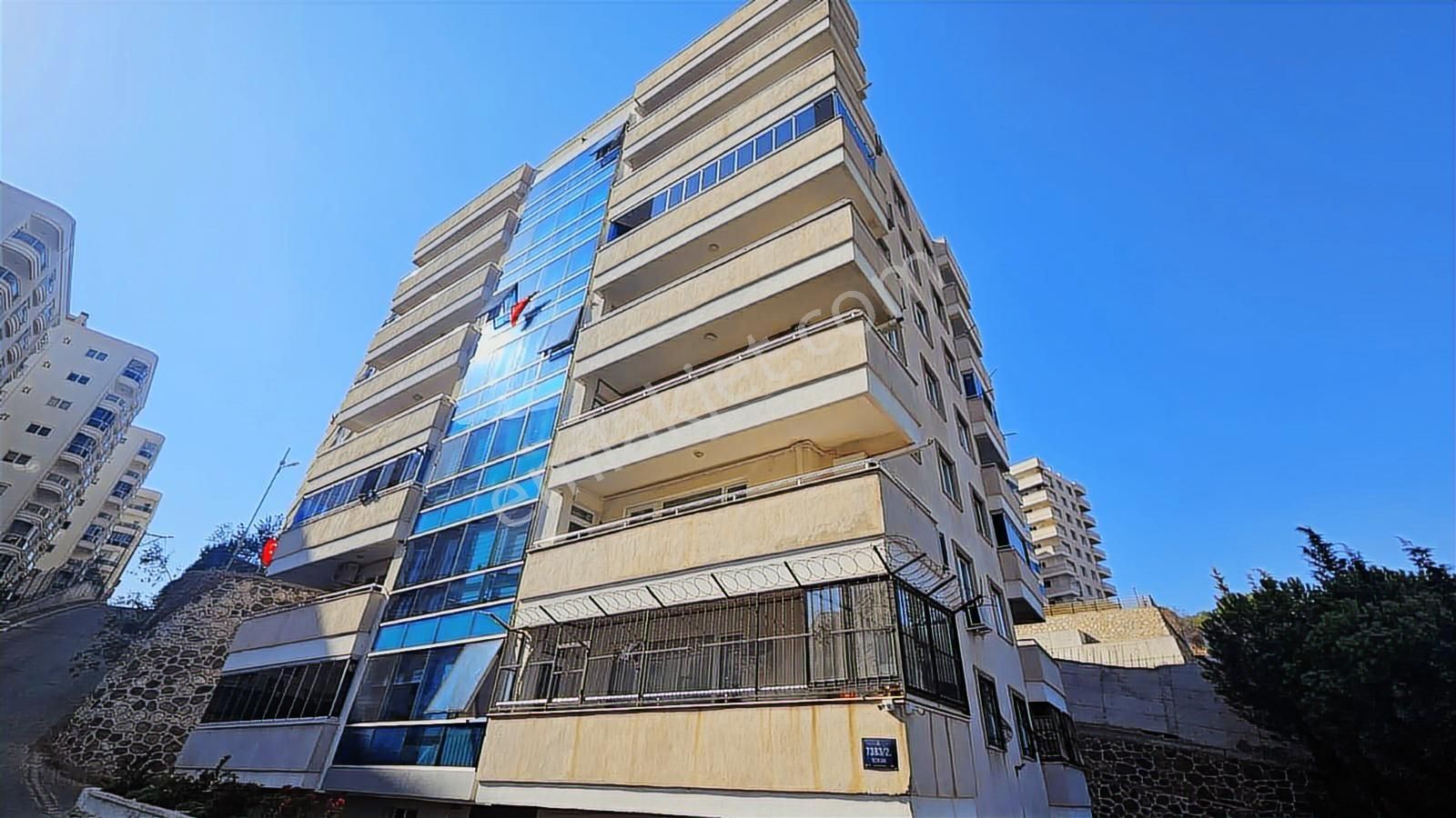 Körfez Mahallesinde Deniz Manzaralı Geniş Köşe Satılık 3+1 Daire