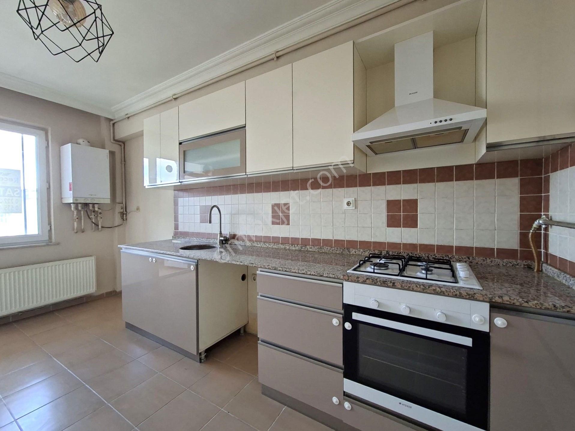 Recep Ümit Emlak'tan Ömerağa Mahallesinde Turgut Reis Caddesi Üzerinde Satılık 2+1 Daire - Görsel 3