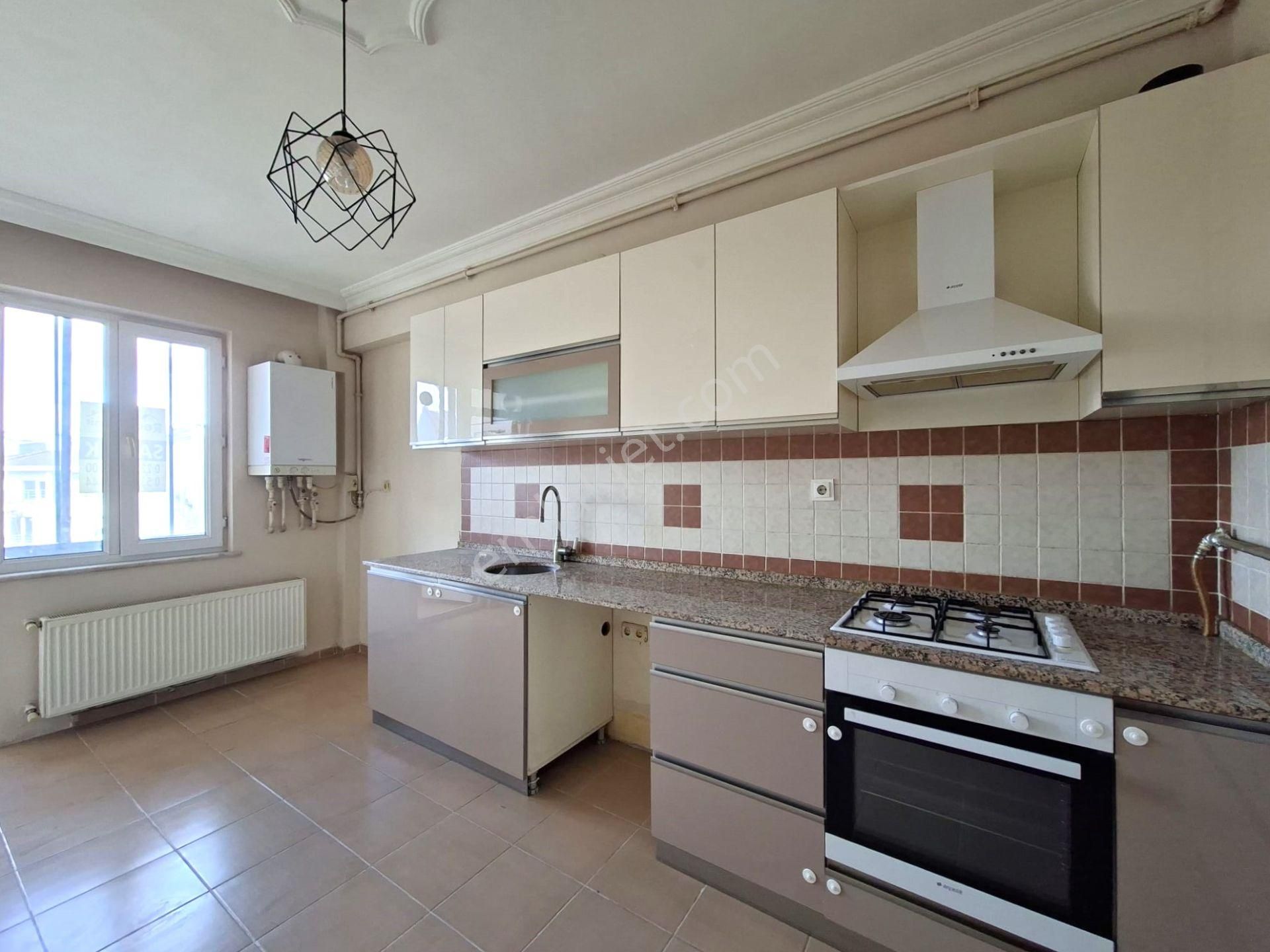 Recep Ümit Emlak'tan Ömerağa Mahallesinde Turgut Reis Caddesi Üzerinde Satılık 2+1 Daire