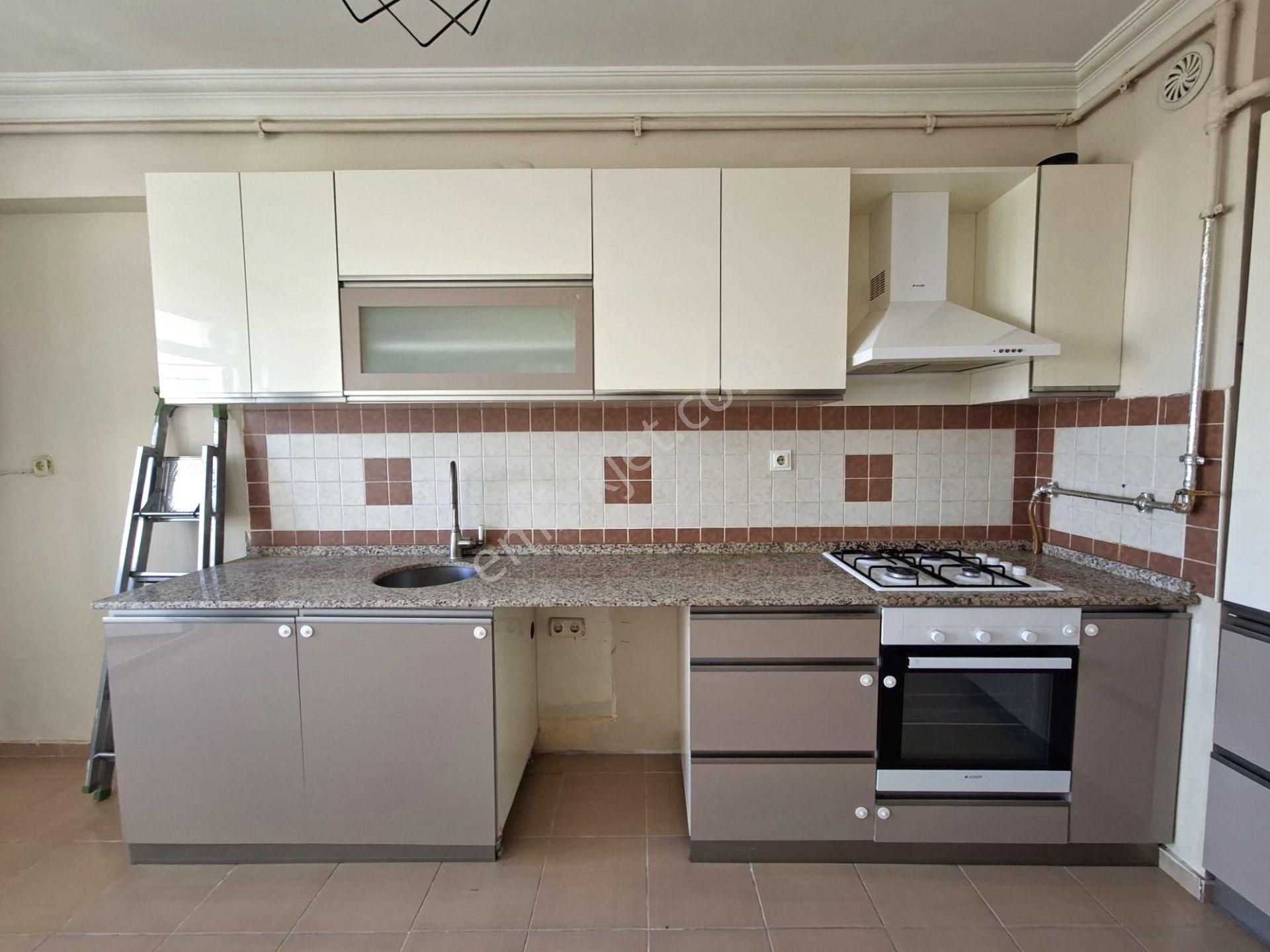 Recep Ümit Emlak'tan Ömerağa Mahallesinde Turgut Reis Caddesi Üzerinde Satılık 2+1 Daire - Görsel 2