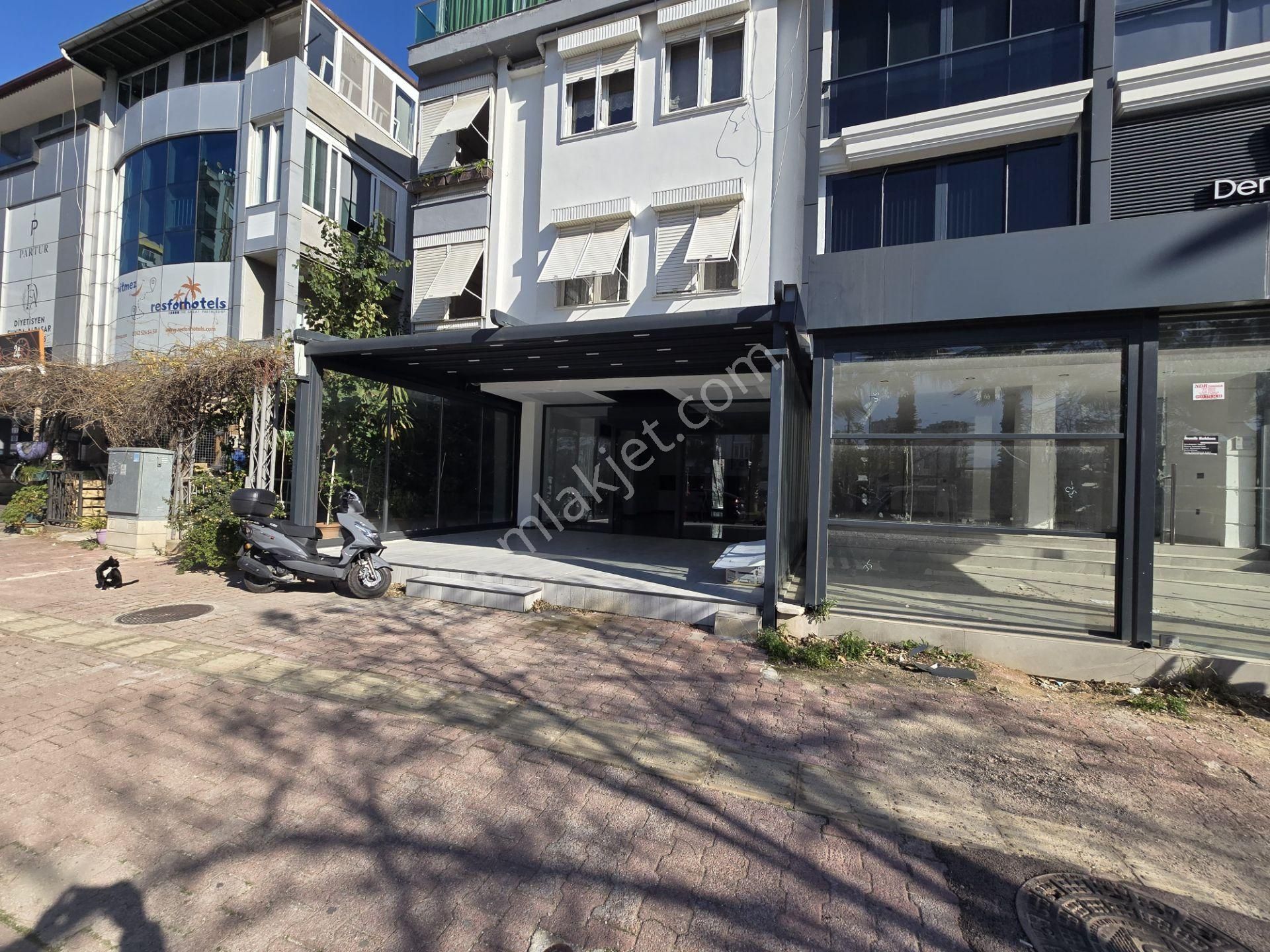 Fener Mahallesinde Falez Cad. Merkezi Konumda 100 M2 Dükkan