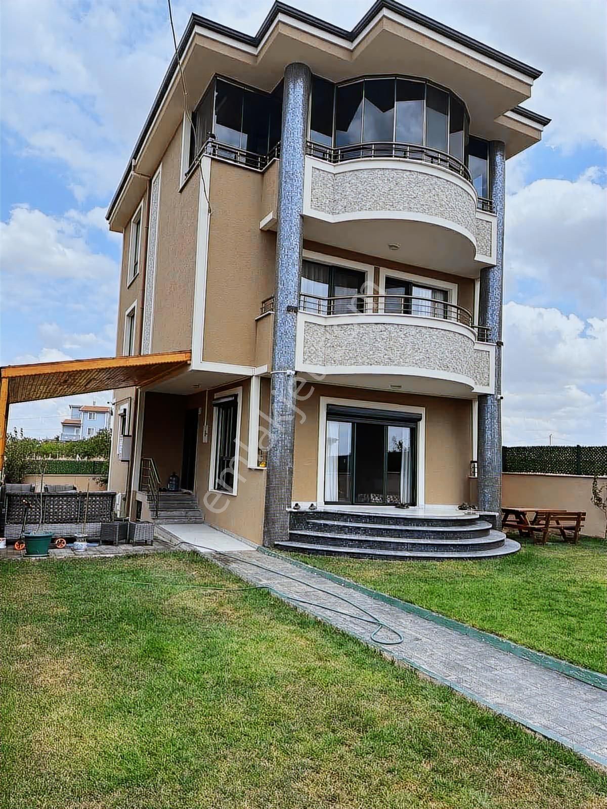 Deniz Manzaralı 300m2 Müstakil Arsa İçinde Eşyalı Tribleks 5+1