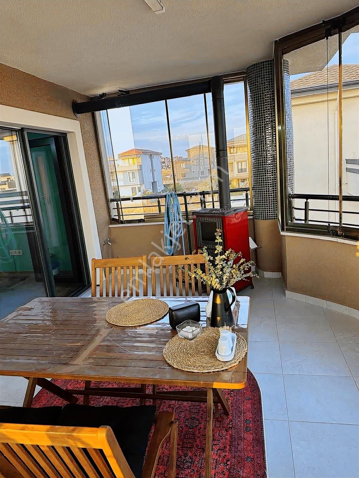 Deniz Manzaralı 300m2 Müstakil Arsa İçinde Eşyalı Tribleks 5+1 - Görsel 3