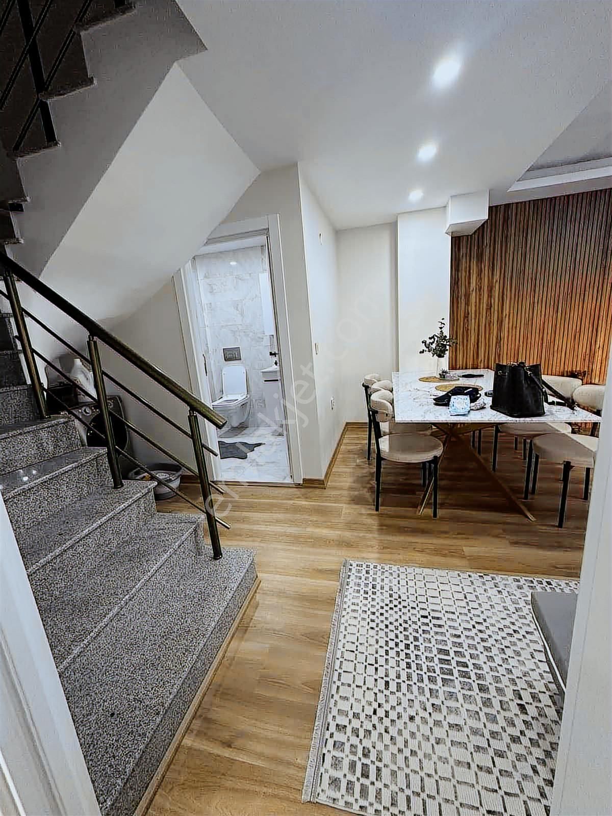 Deniz Manzaralı 300m2 Müstakil Arsa İçinde Eşyalı Tribleks 5+1 - Görsel 2