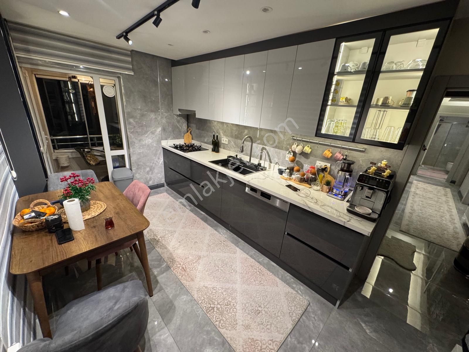 Cadde Üzerinde Asansörlü 3+1 Geniş M2'li Full+full 7 Yllık Daire - Görsel 4