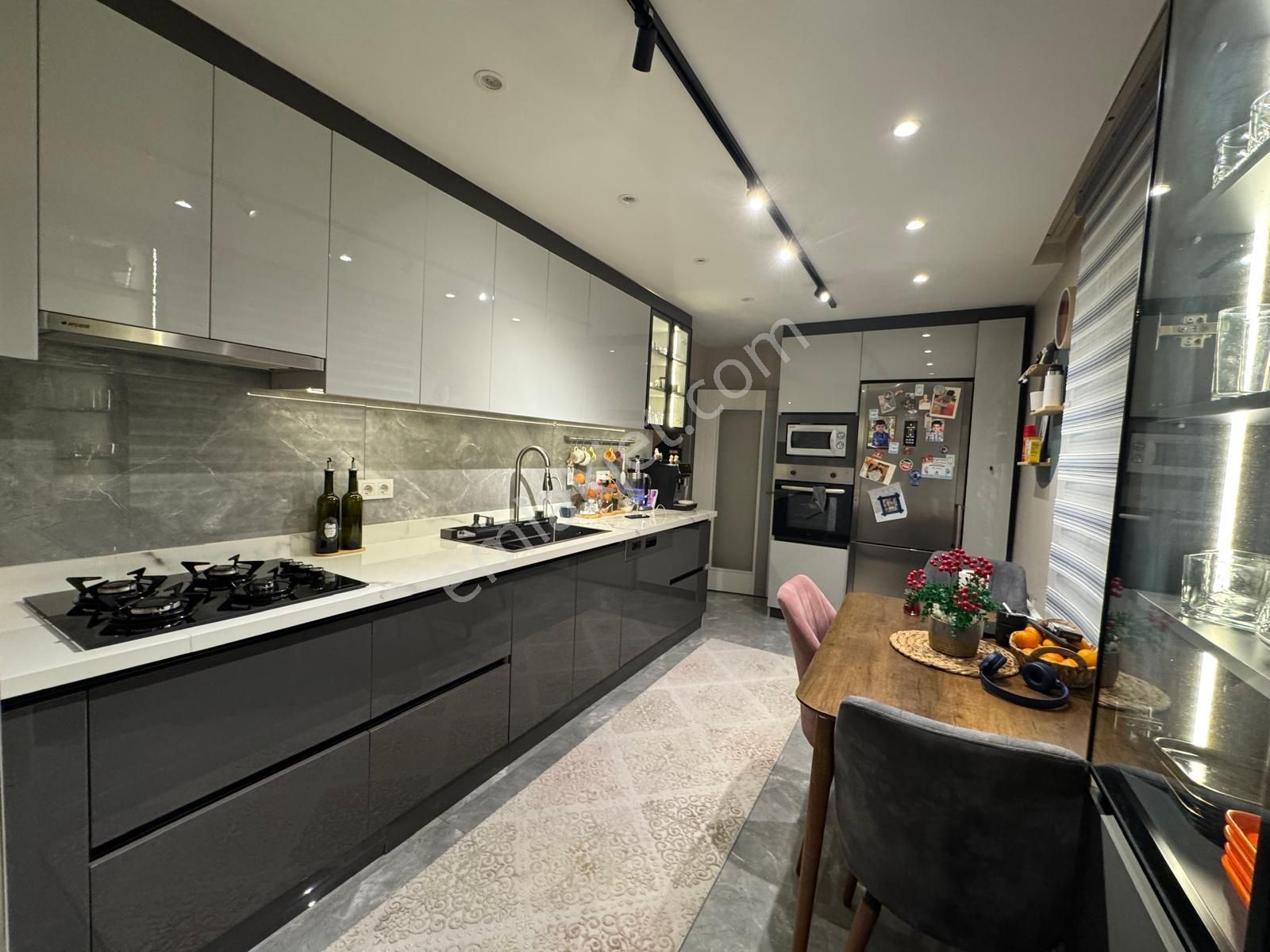 Cadde Üzerinde Asansörlü 3+1 Geniş M2'li Full+full 7 Yllık Daire