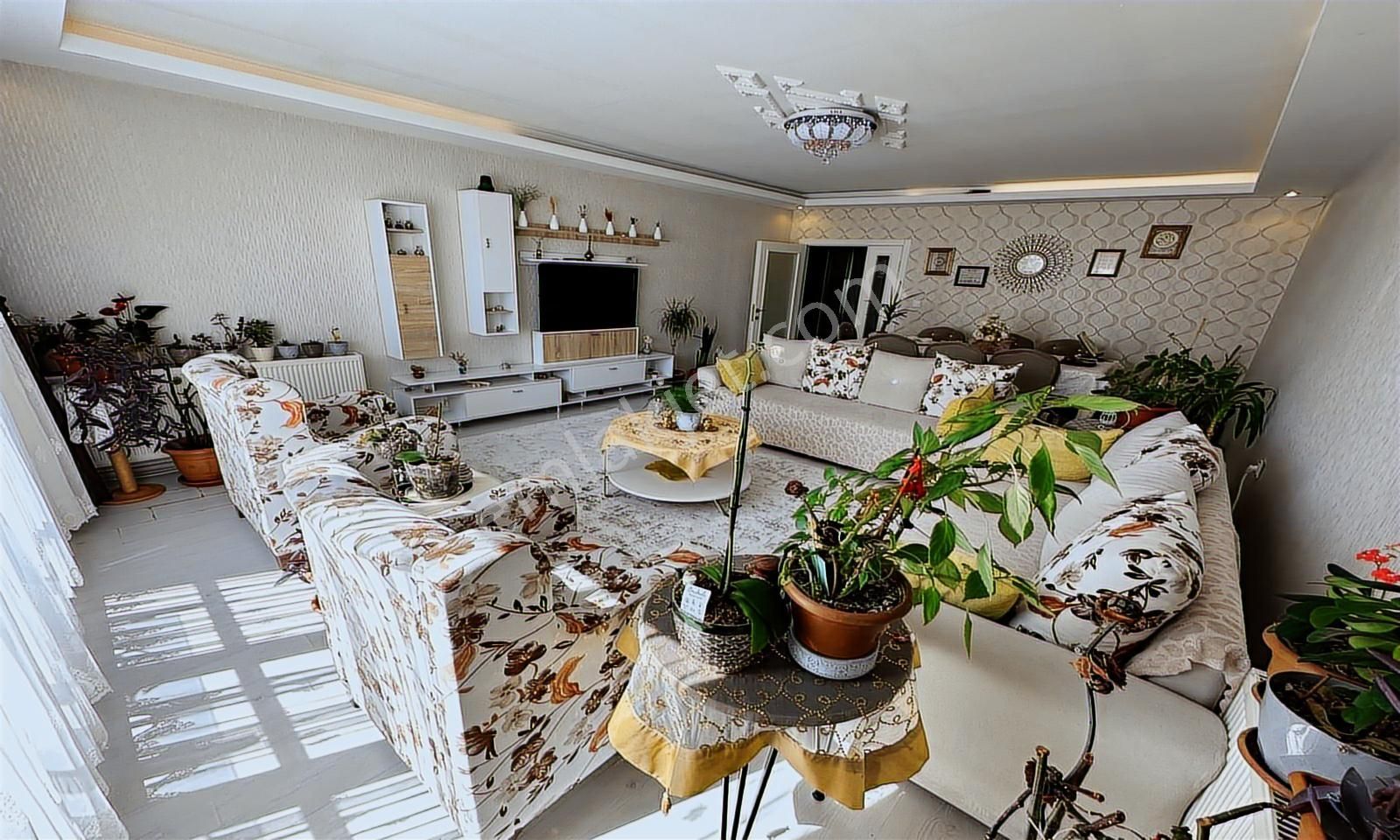 Çok Acil'den Merkezi Konumda Teras Balkonlu 3.5+1 Fırsat Daire!