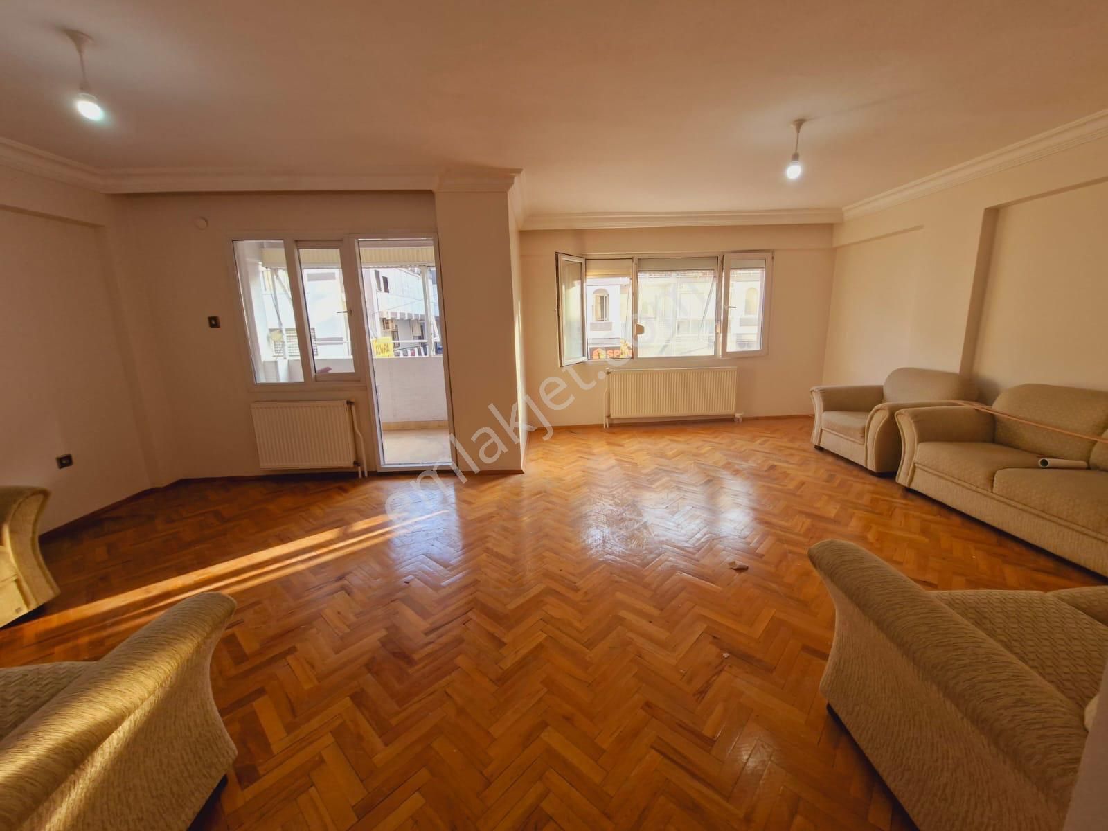 İstinye Park Avm Yakını 3+1 125 Arakat Çift Cephe