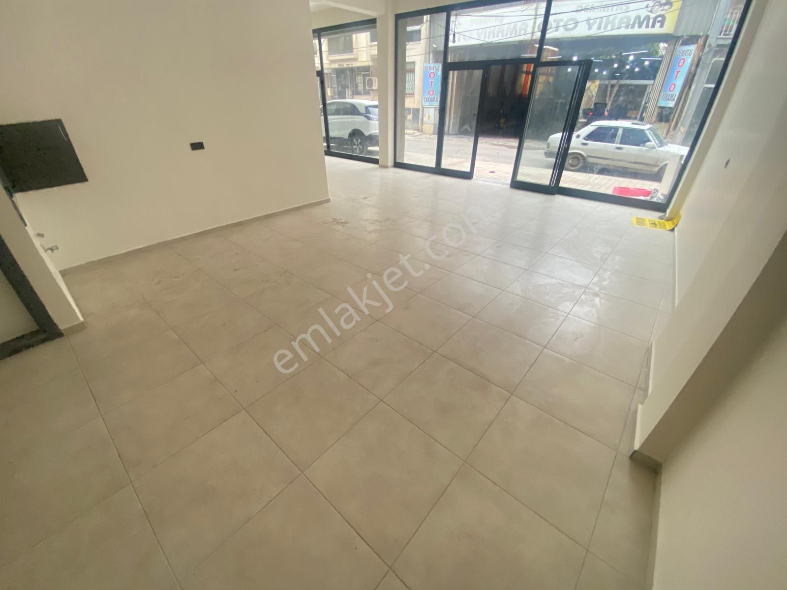 Buca Şirinyer Hürriyet Mah.de Namık Kemal Cadesi Üzerinde 150m2+250m2 Depolu Kiralık Dükkan - Görsel 3