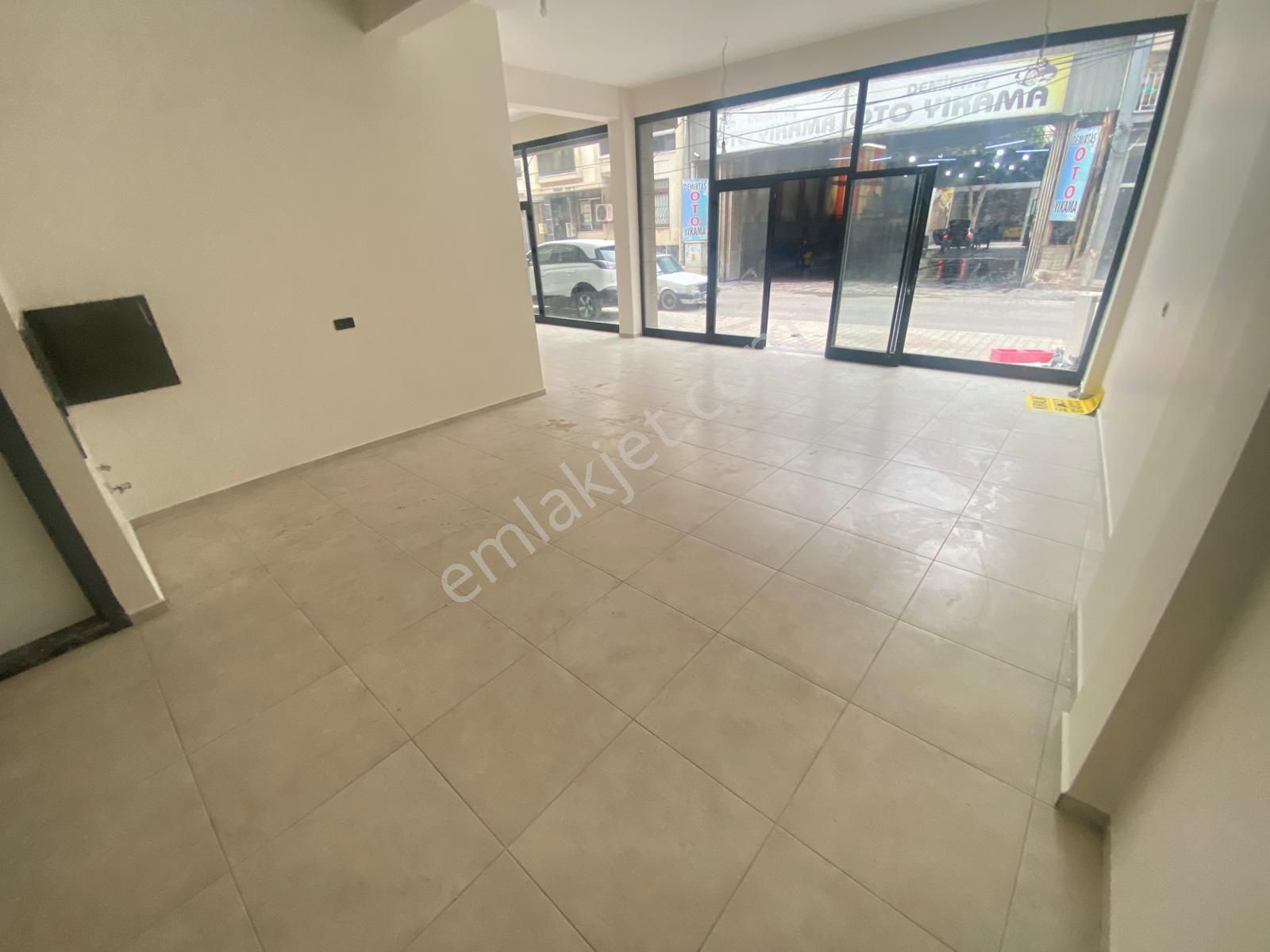 Buca Şirinyer Hürriyet Mah.de Namık Kemal Cadesi Üzerinde 150m2+250m2 Depolu Kiralık Dükkan