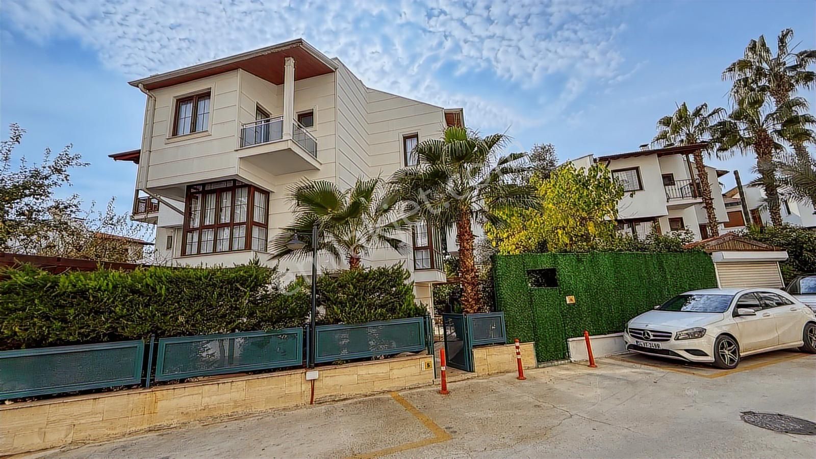 Lara Kent Sitesinde 334 M² Arsalı Tripleks Villa