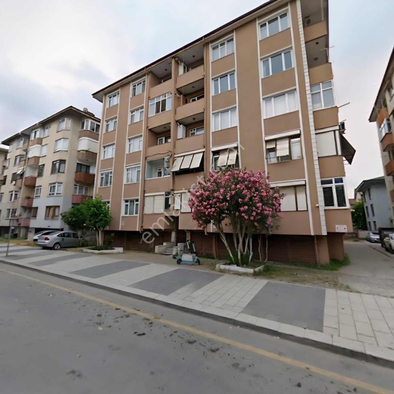 Adapazarı Cumhuriyet Mahallesinde Satılık 3+1 Daire