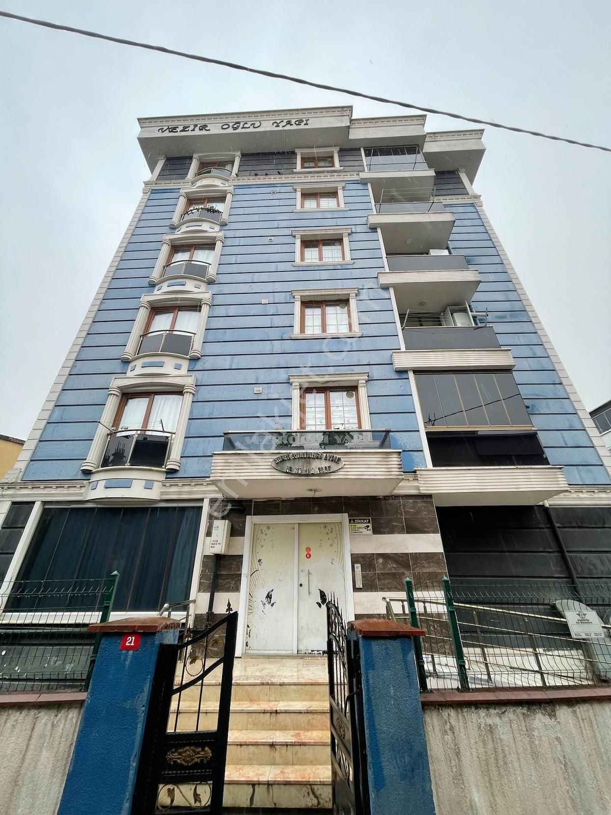 Koru Emlak'tan Merkezi Konumda Geniş Ferah Kiralık 2+1 Daire