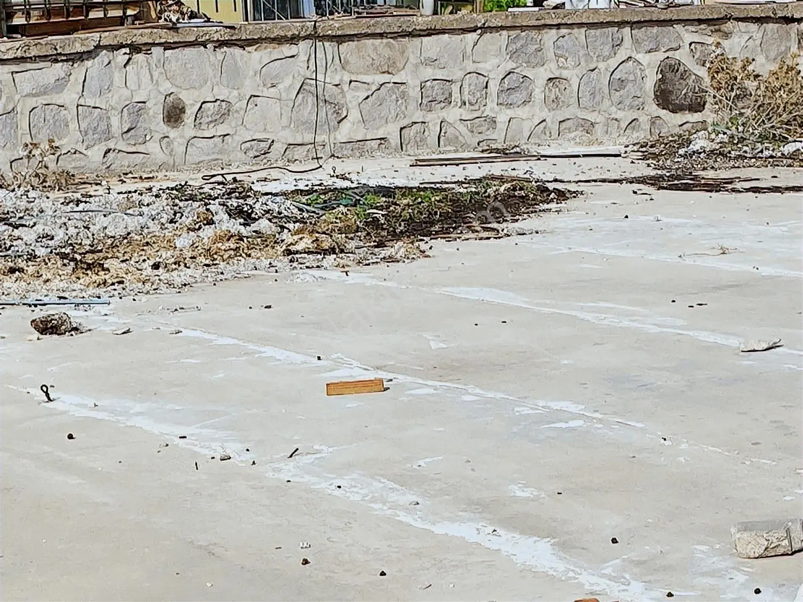 Bornova Laka Mahallesinde Satılık Yatırım Amaçlı Arsa.