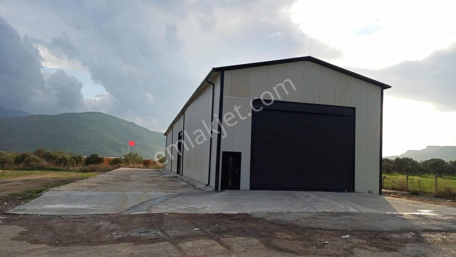 Kemalpaşa Ulucak'da 7800 M2 Açık 460 M2 Kapalı Kiralık Depo