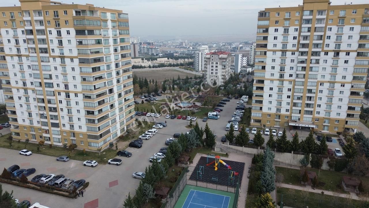 Irmak Emlak- Bağlıca Aksın Dora Kontlarında Satılık Ara Katta 4+1 Daire